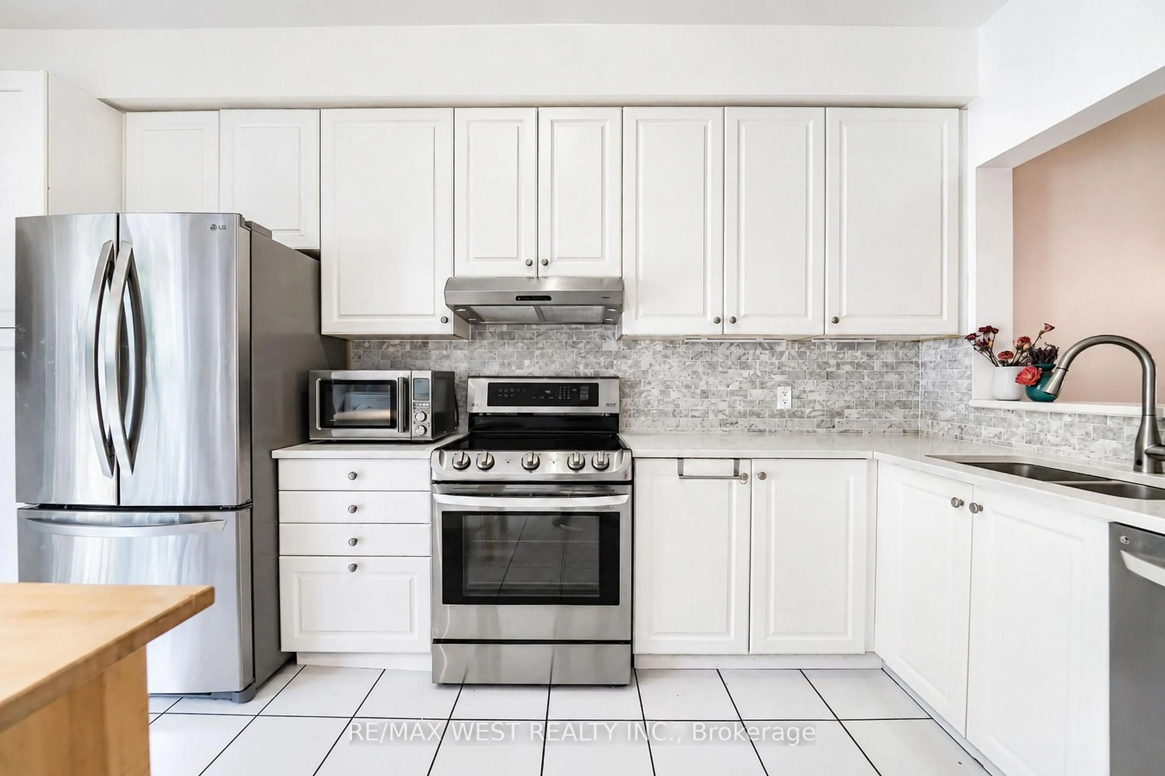 Standard kitchen, ceramic/tile floor for 757 Sheppard Ave #11, Toronto Ontario M3H 2S9