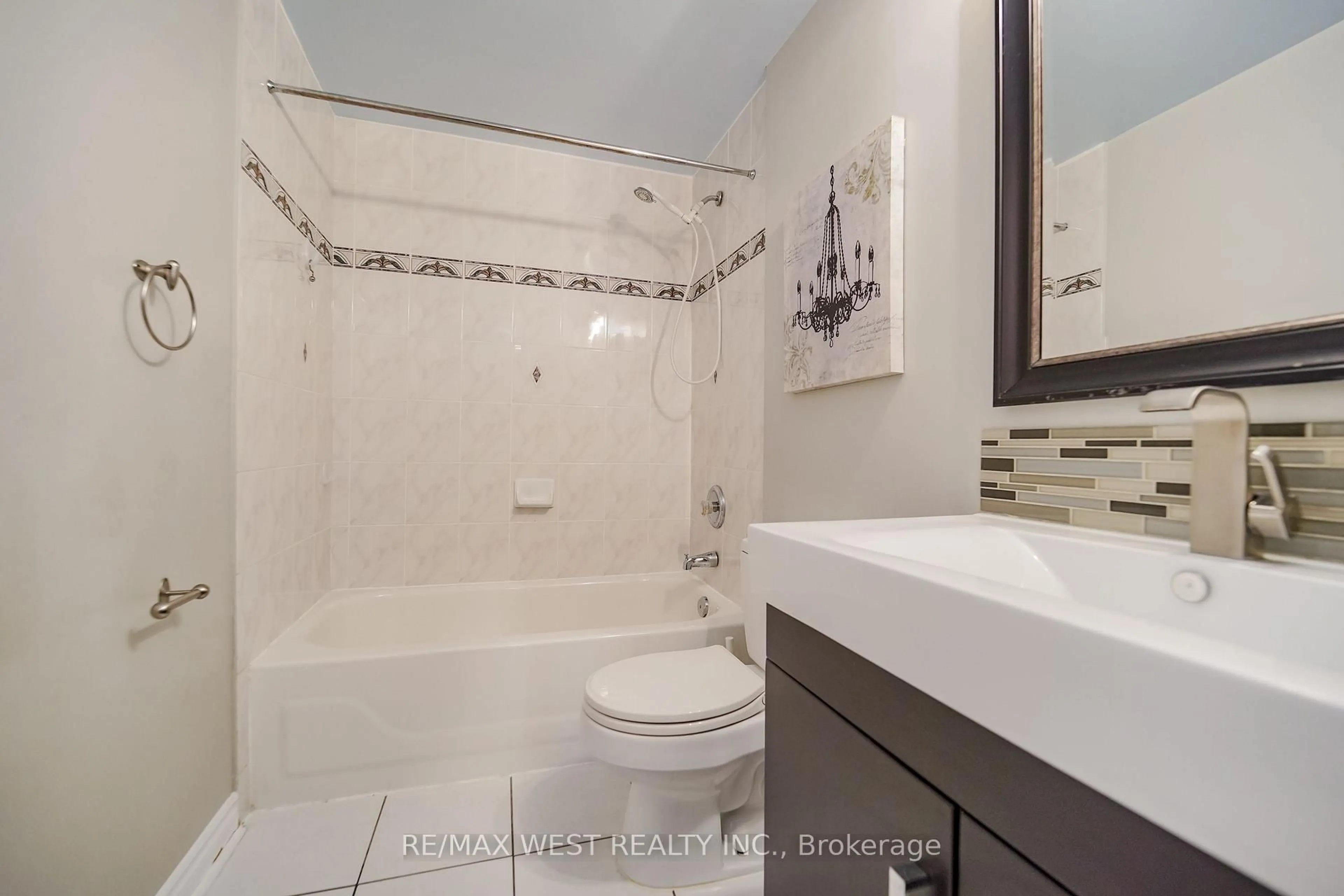 Standard bathroom, ceramic/tile floor for 757 Sheppard Ave #11, Toronto Ontario M3H 2S9
