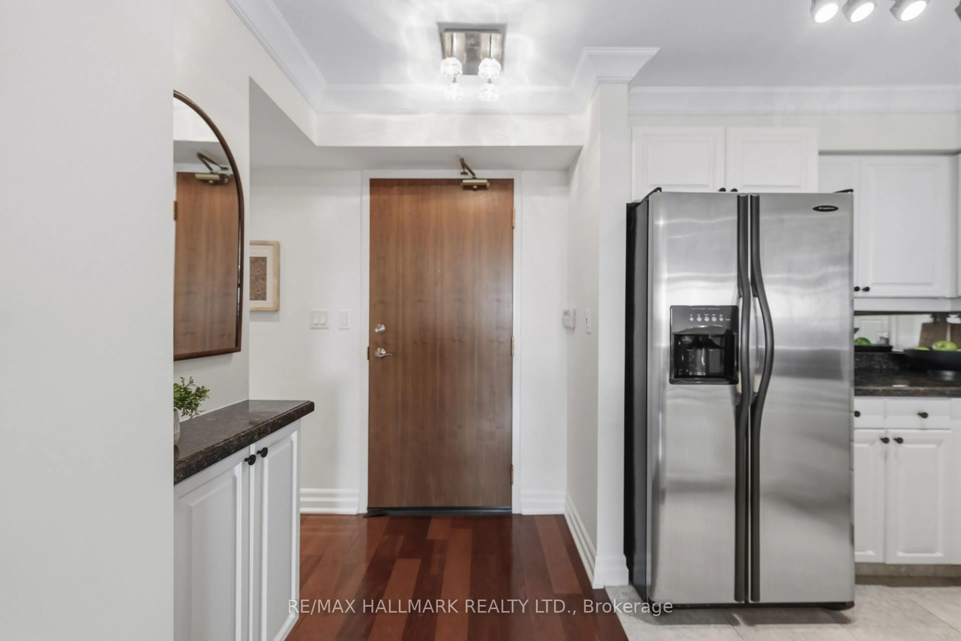 Indoor entryway for 3840 Bathurst St #511, Toronto Ontario M3H 6C6