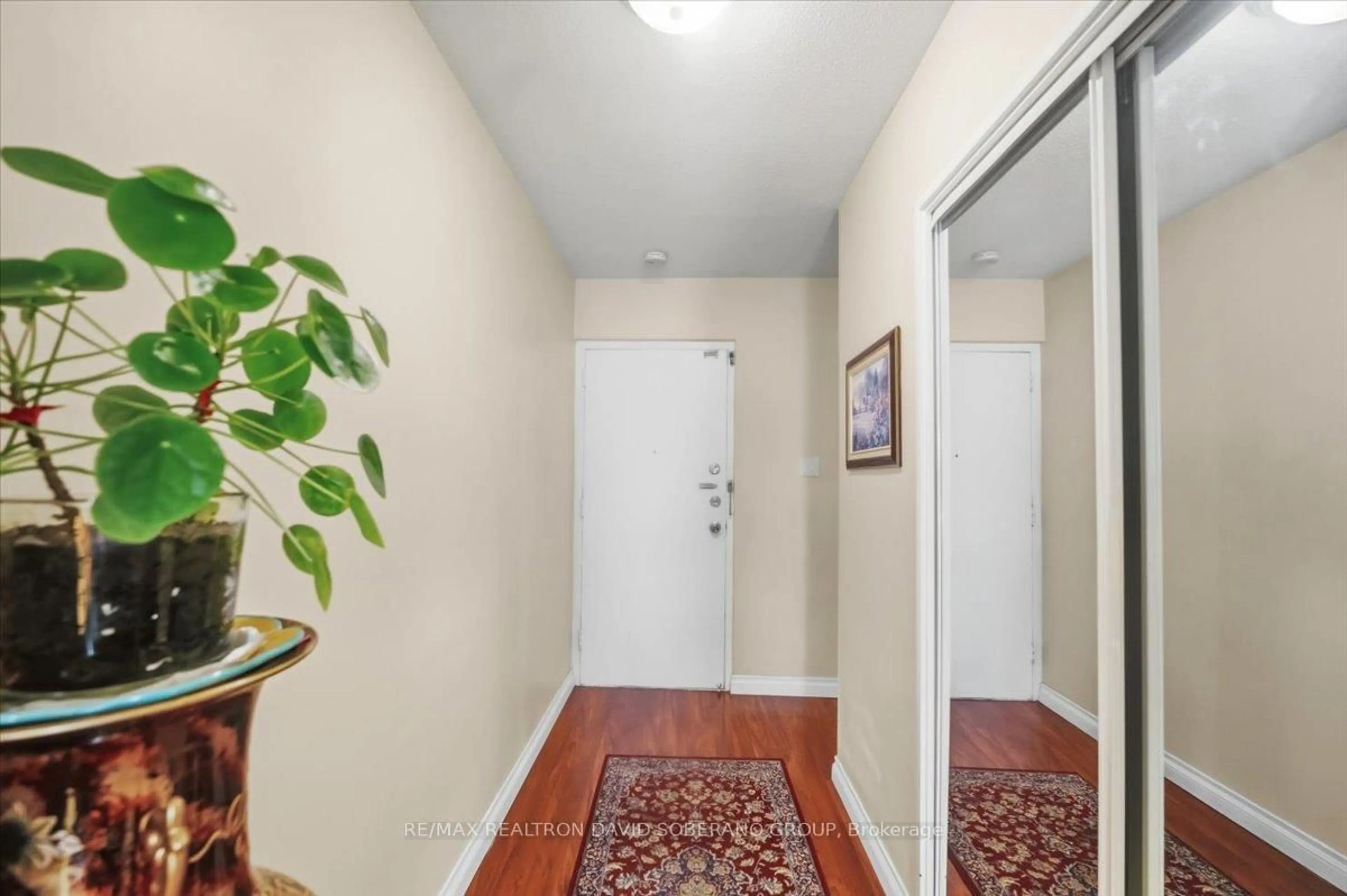 Indoor entryway for 130 Neptune Dr #601, Toronto Ontario M6A 1X5