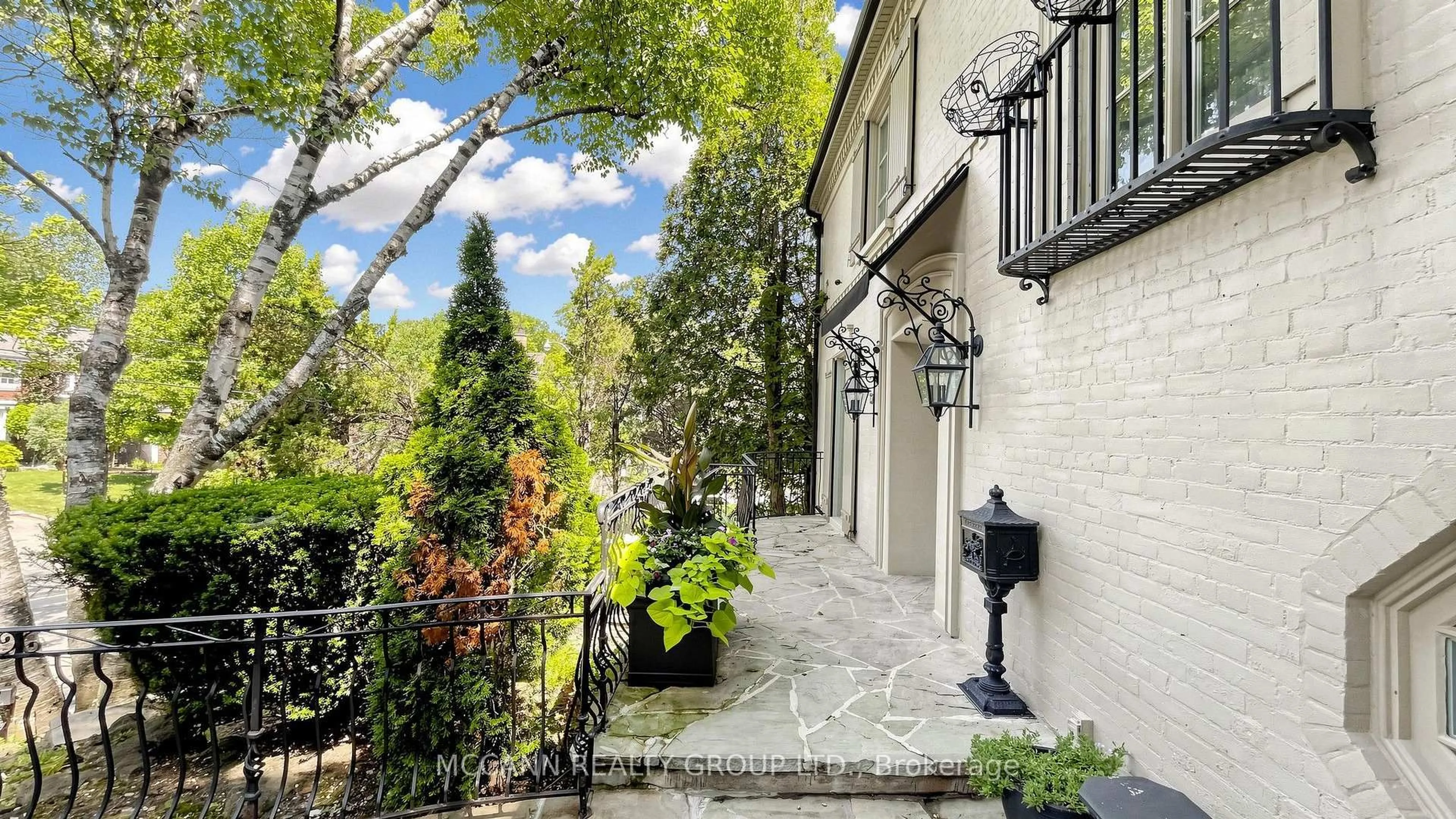 Patio, street for 27 Strathgowan Cres, Toronto Ontario M4N 2Z6