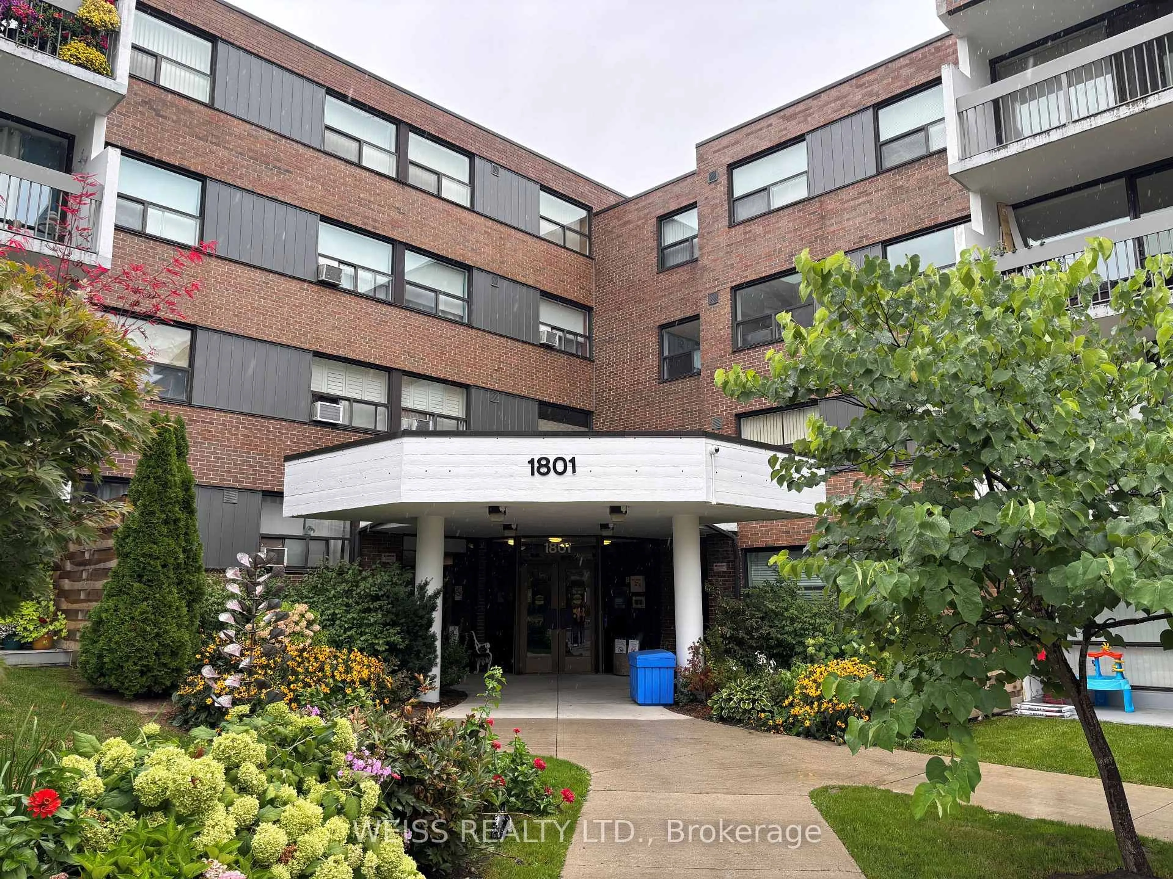 Indoor foyer for 1801 O'Connor Dr #310, Toronto Ontario M4A 2P8
