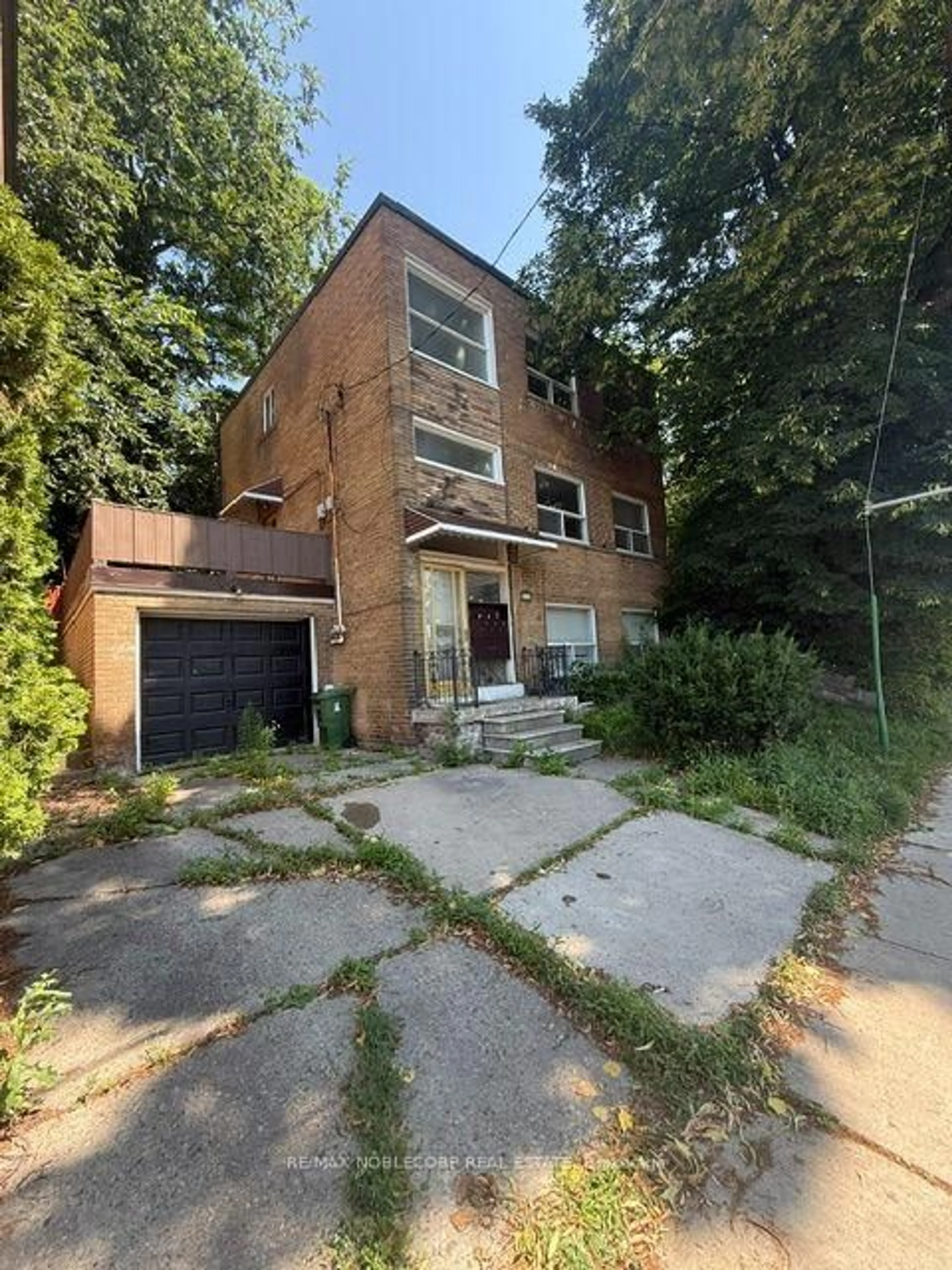 Home with brick exterior material, building for 832 Davenport Rd, Toronto Ontario M6G 2B6
