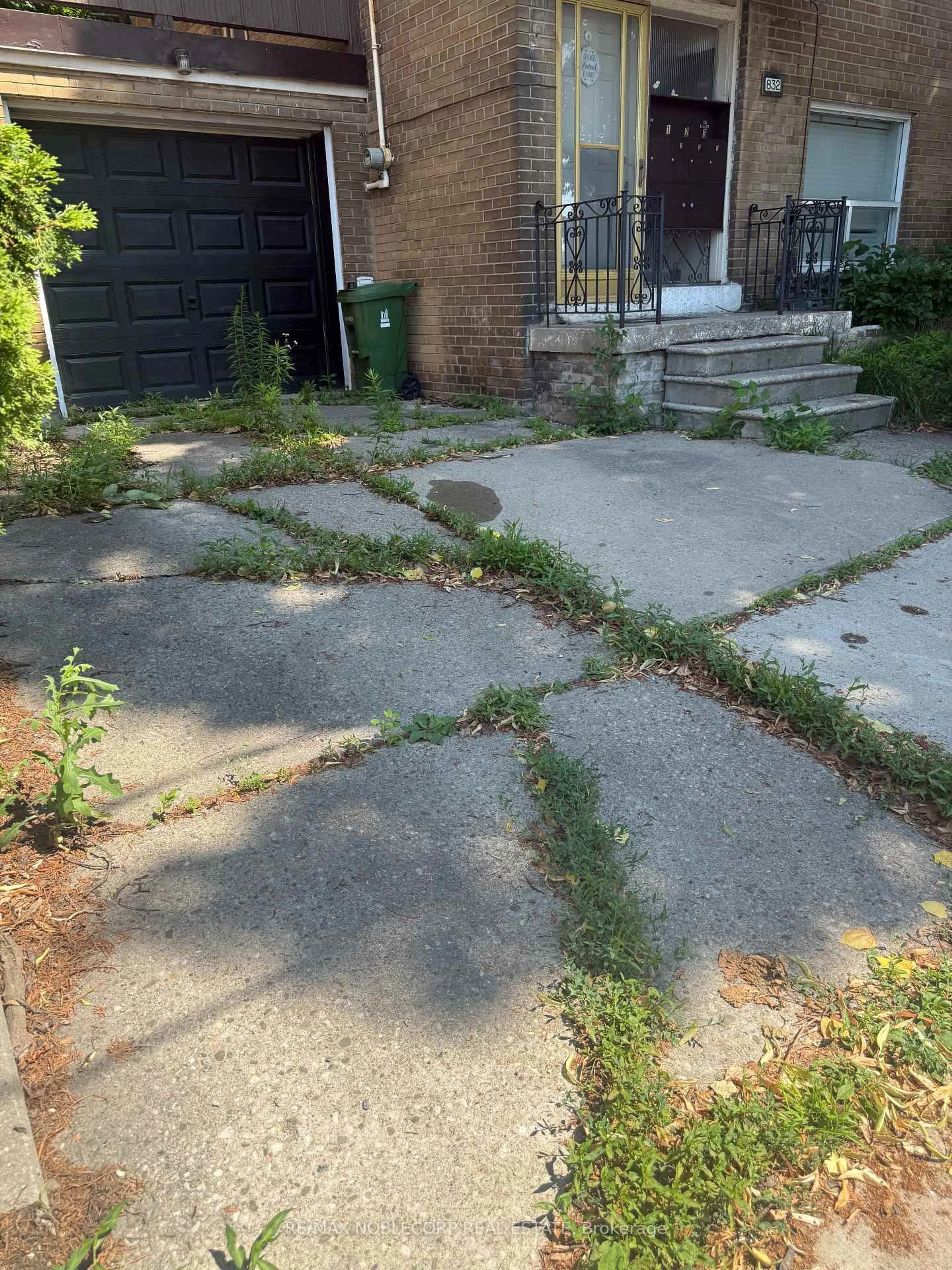 Patio, street for 832 Davenport Rd, Toronto Ontario M6G 2B6