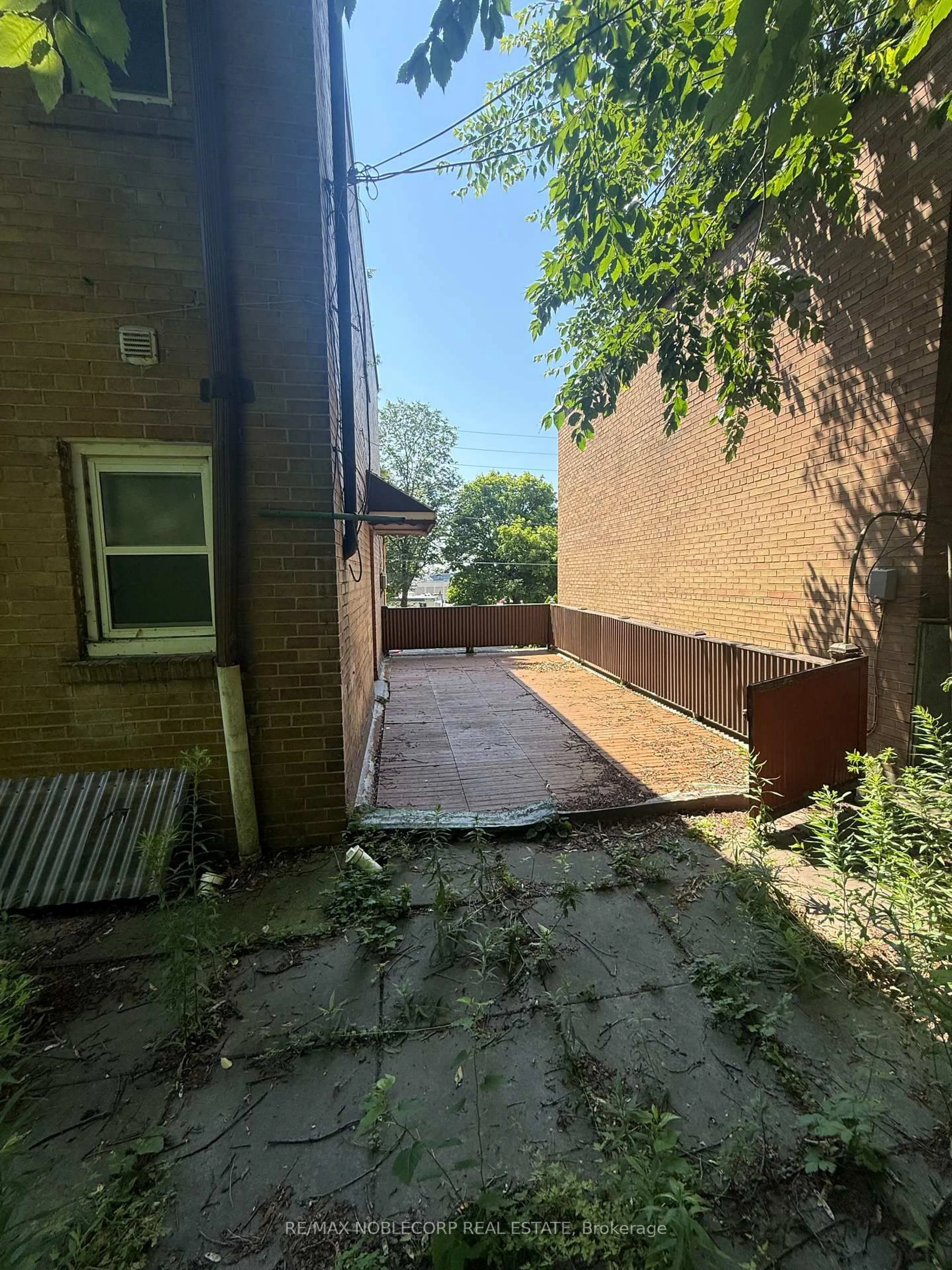 Patio, street for 832 Davenport Rd, Toronto Ontario M6G 2B6