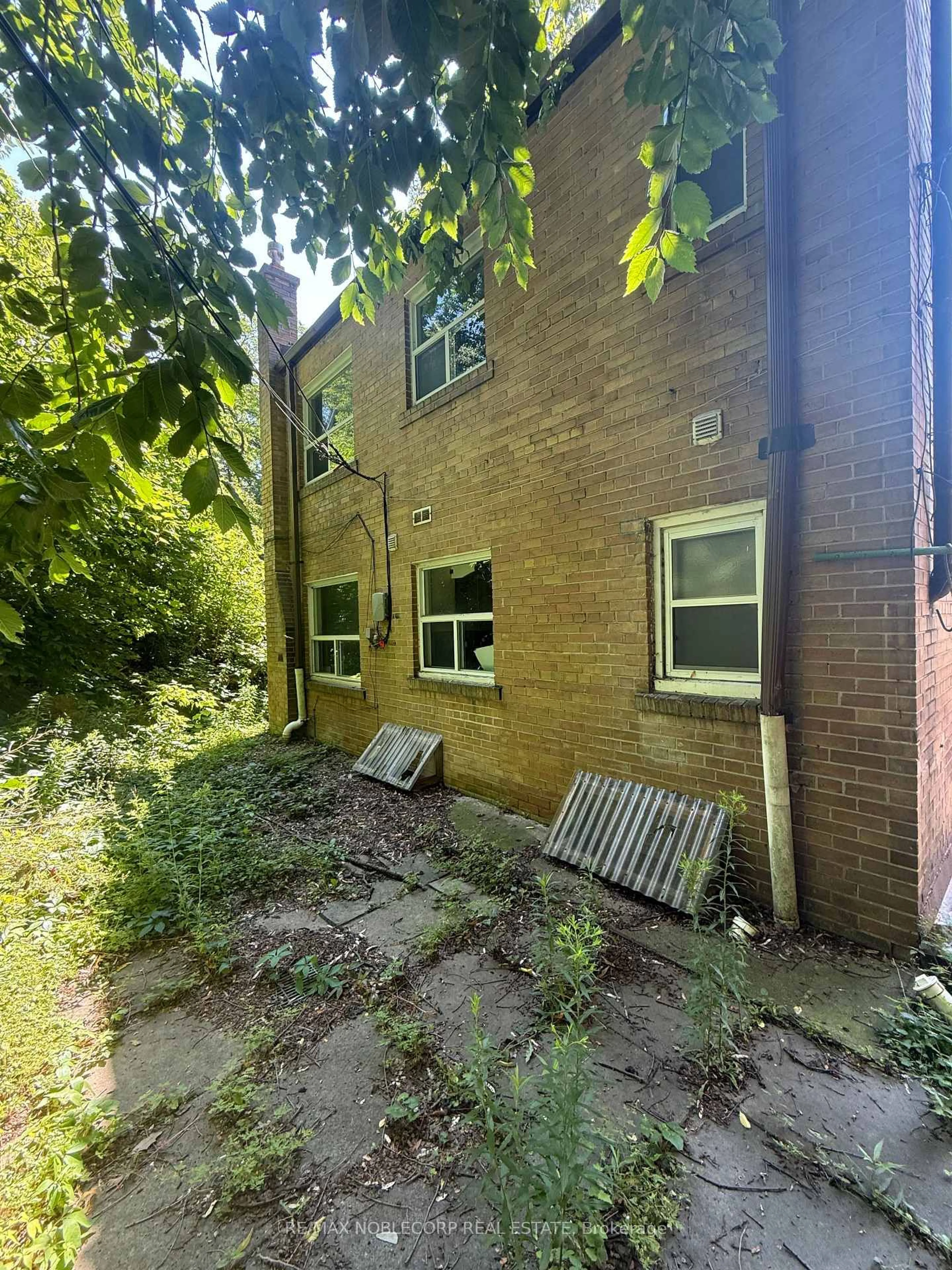 A pic from outside/outdoor area/front of a property/back of a property/a pic from drone, building for 832 Davenport Rd, Toronto Ontario M6G 2B6