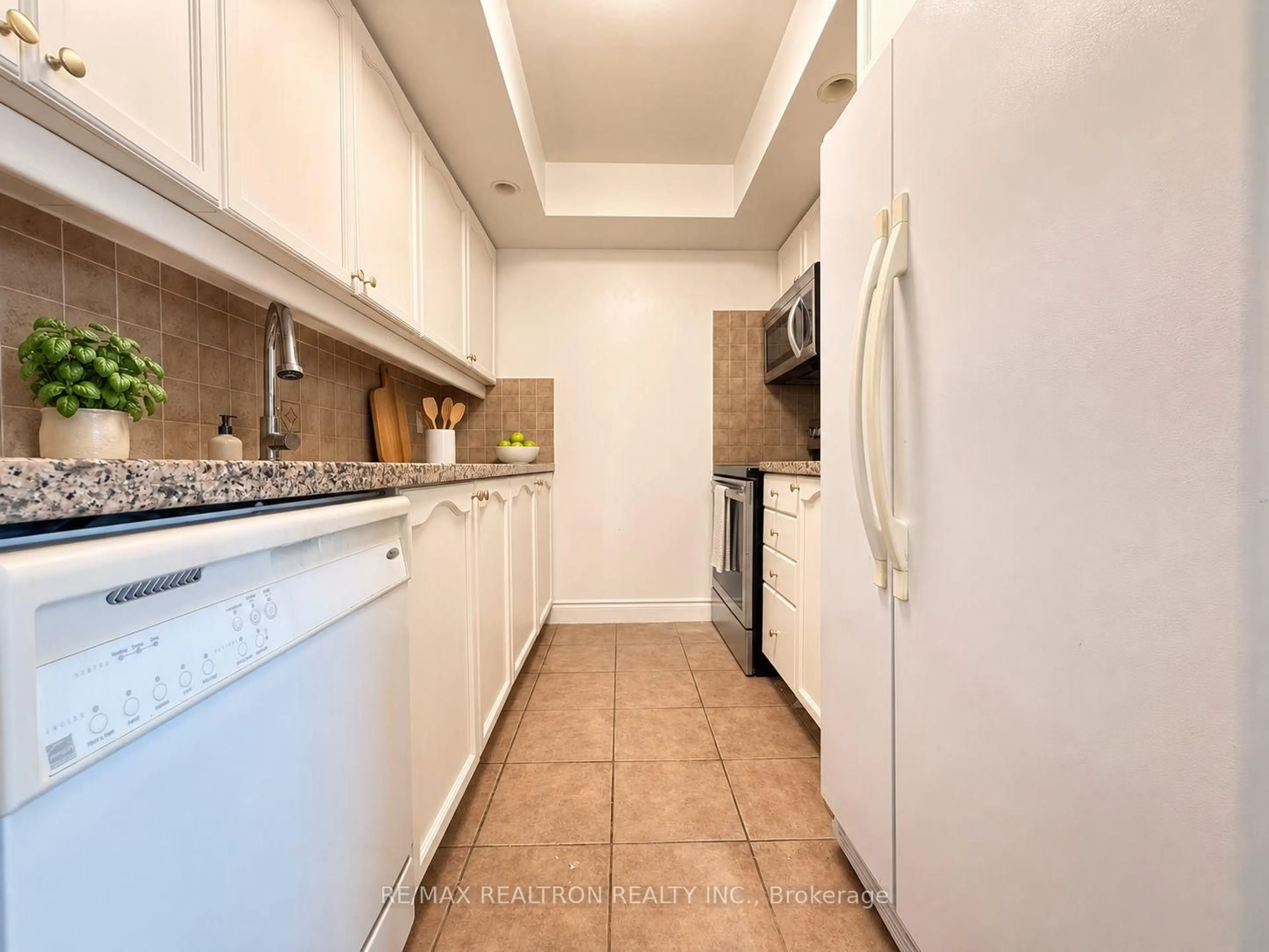 Standard kitchen, ceramic/tile floor for 10 Northtown Way #2708, Toronto Ontario M2N 7L4