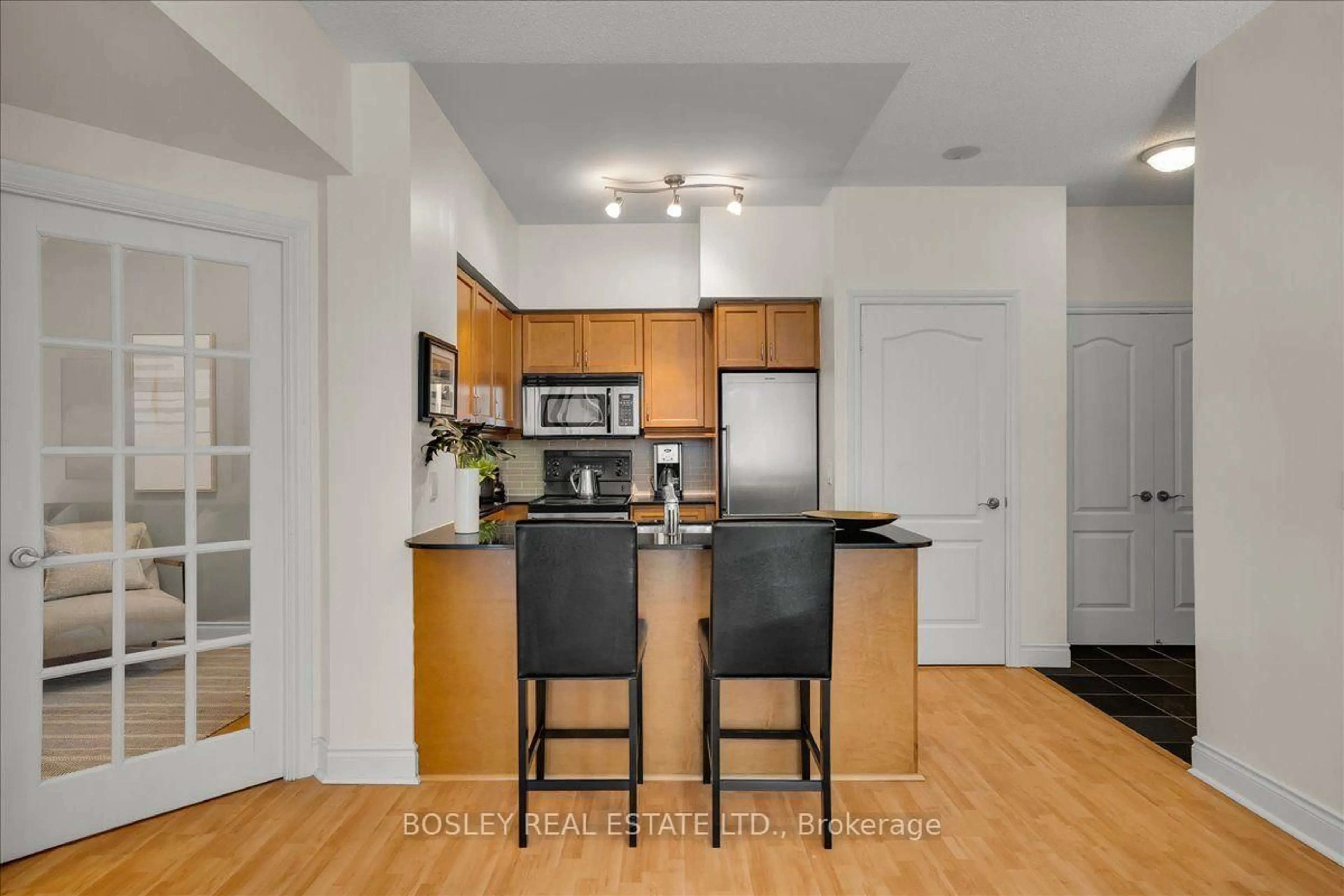 Standard kitchen, wood/laminate floor for 319 Merton Rd #1116, Toronto Ontario M4S 1A5