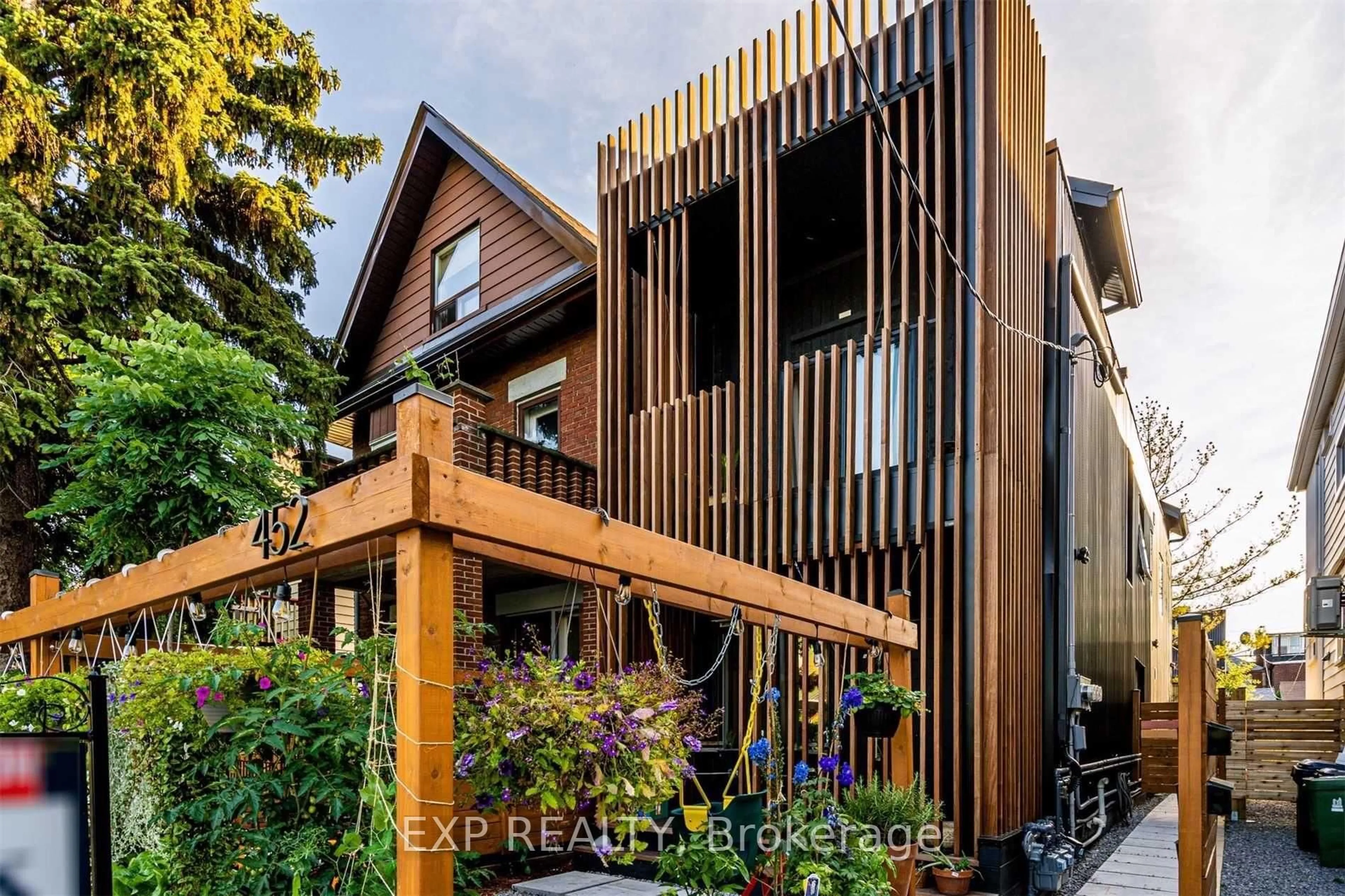 Home with brick exterior material, street for 452 Montrose Ave, Toronto Ontario M6G 3H1