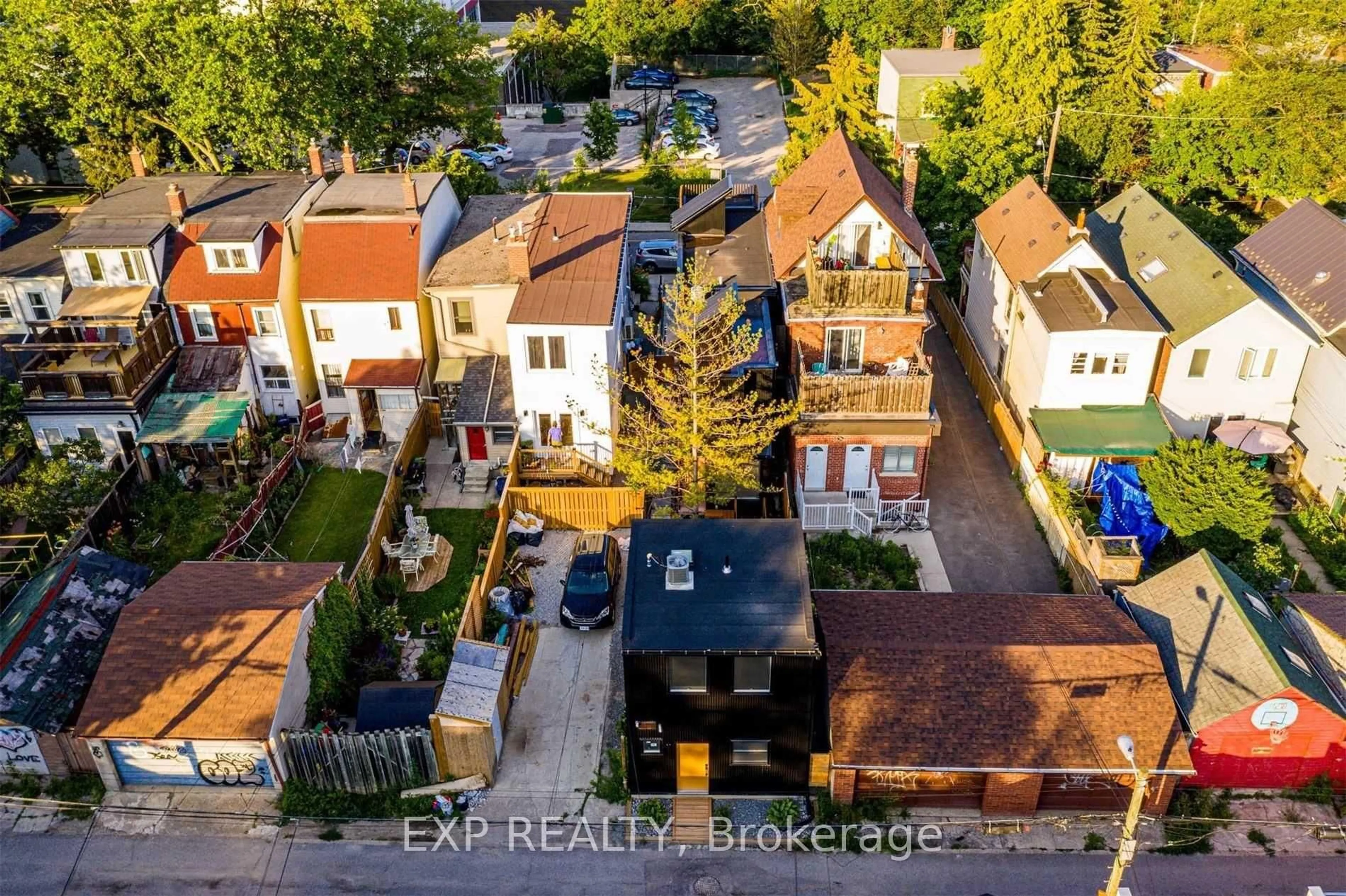 A pic from outside/outdoor area/front of a property/back of a property/a pic from drone, street for 452 Montrose Ave, Toronto Ontario M6G 3H1