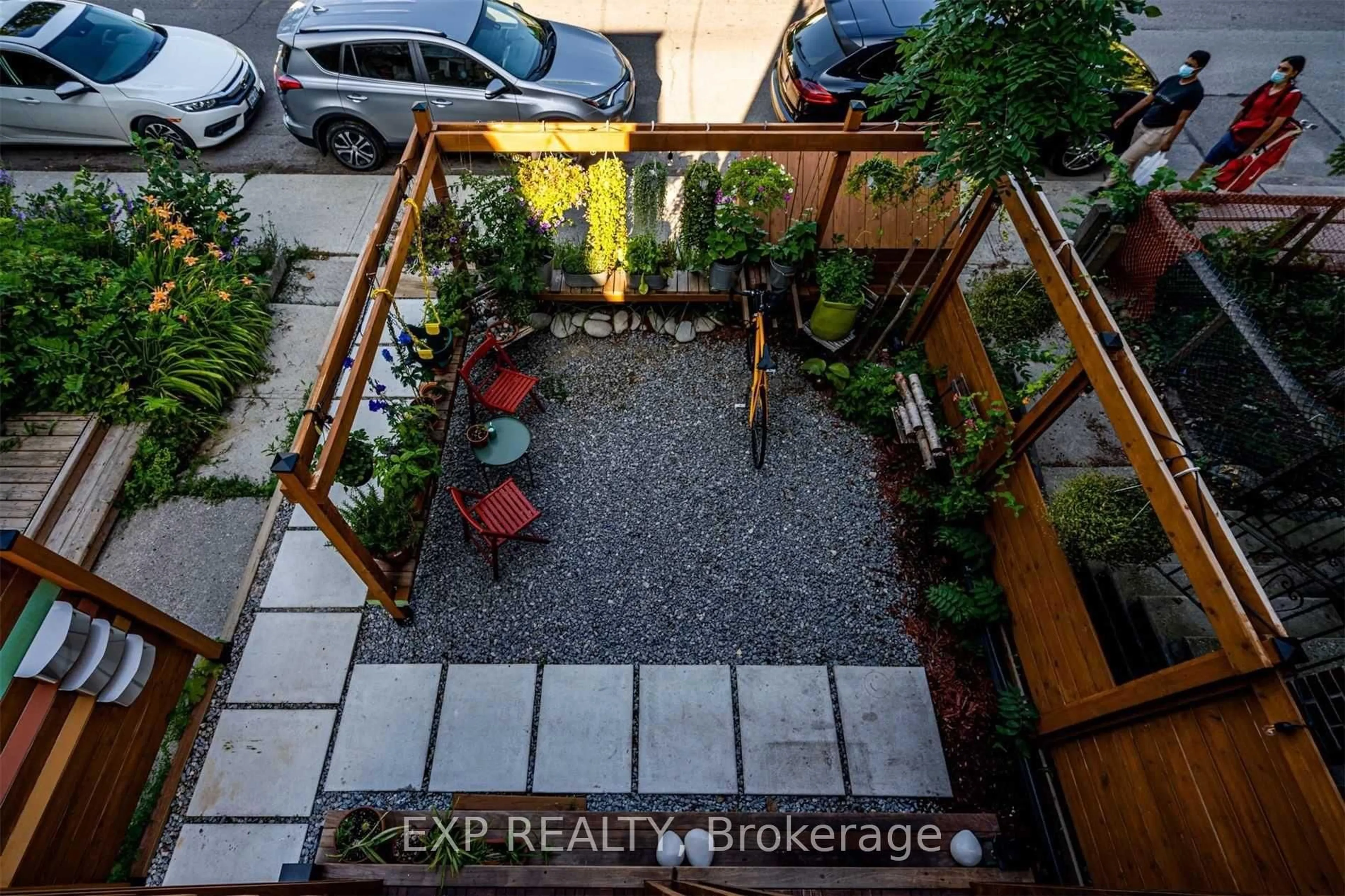 Patio, street for 452 Montrose Ave, Toronto Ontario M6G 3H1