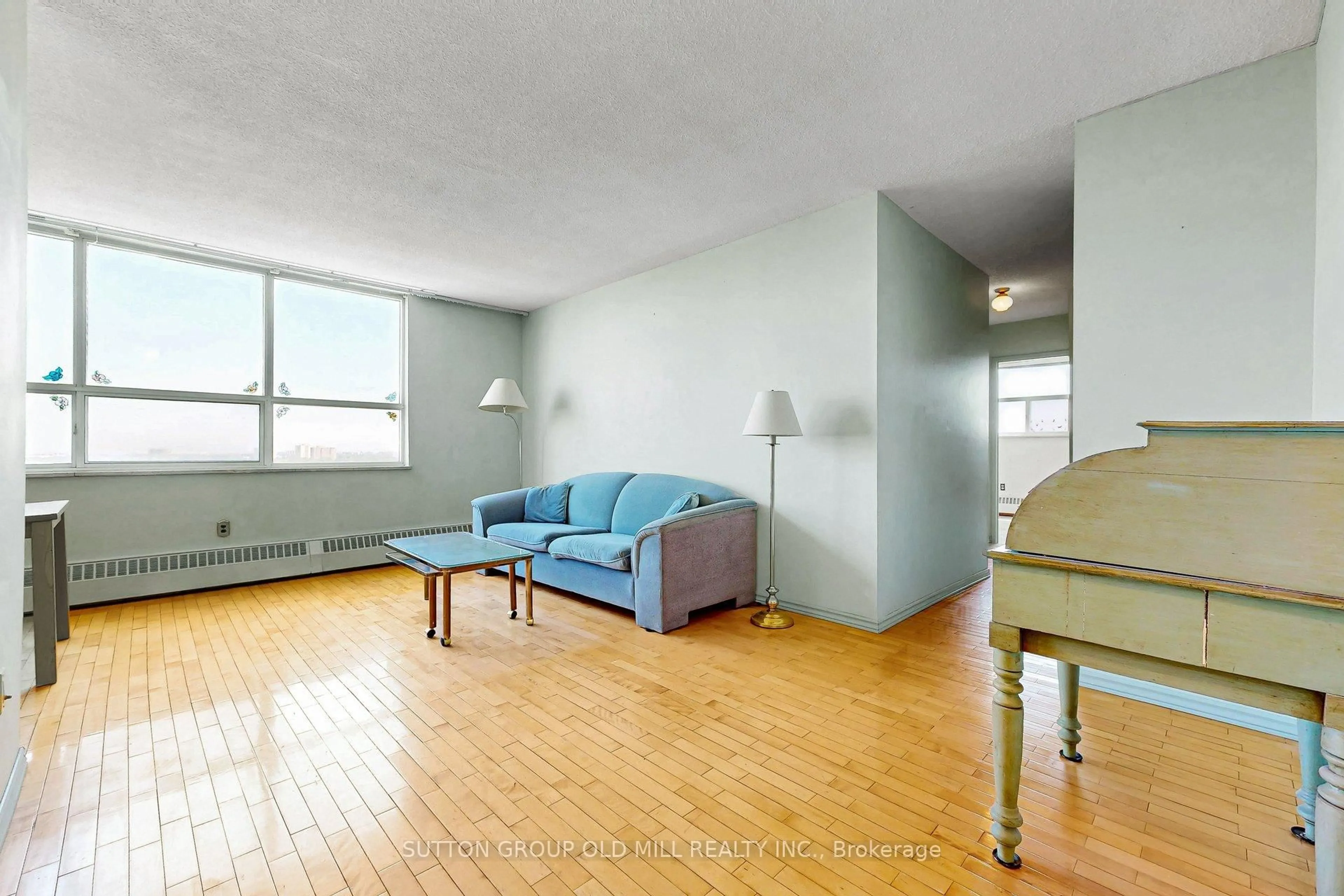 Living room with furniture, unknown for 5 Parkway Forest Dr #1901, Toronto Ontario M2J 1L2