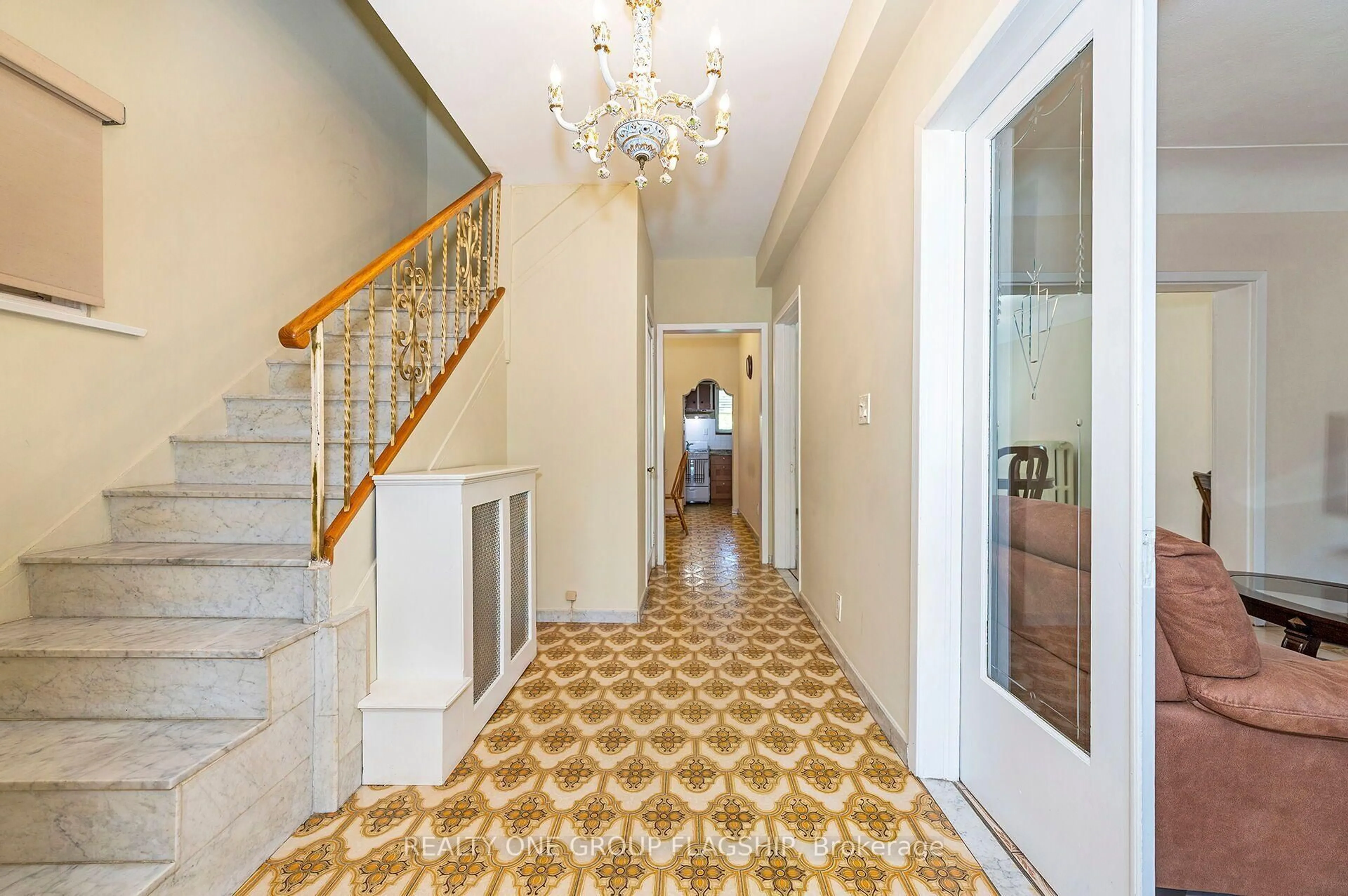Indoor foyer for 475 Shaw St, Toronto Ontario M6G 3L4