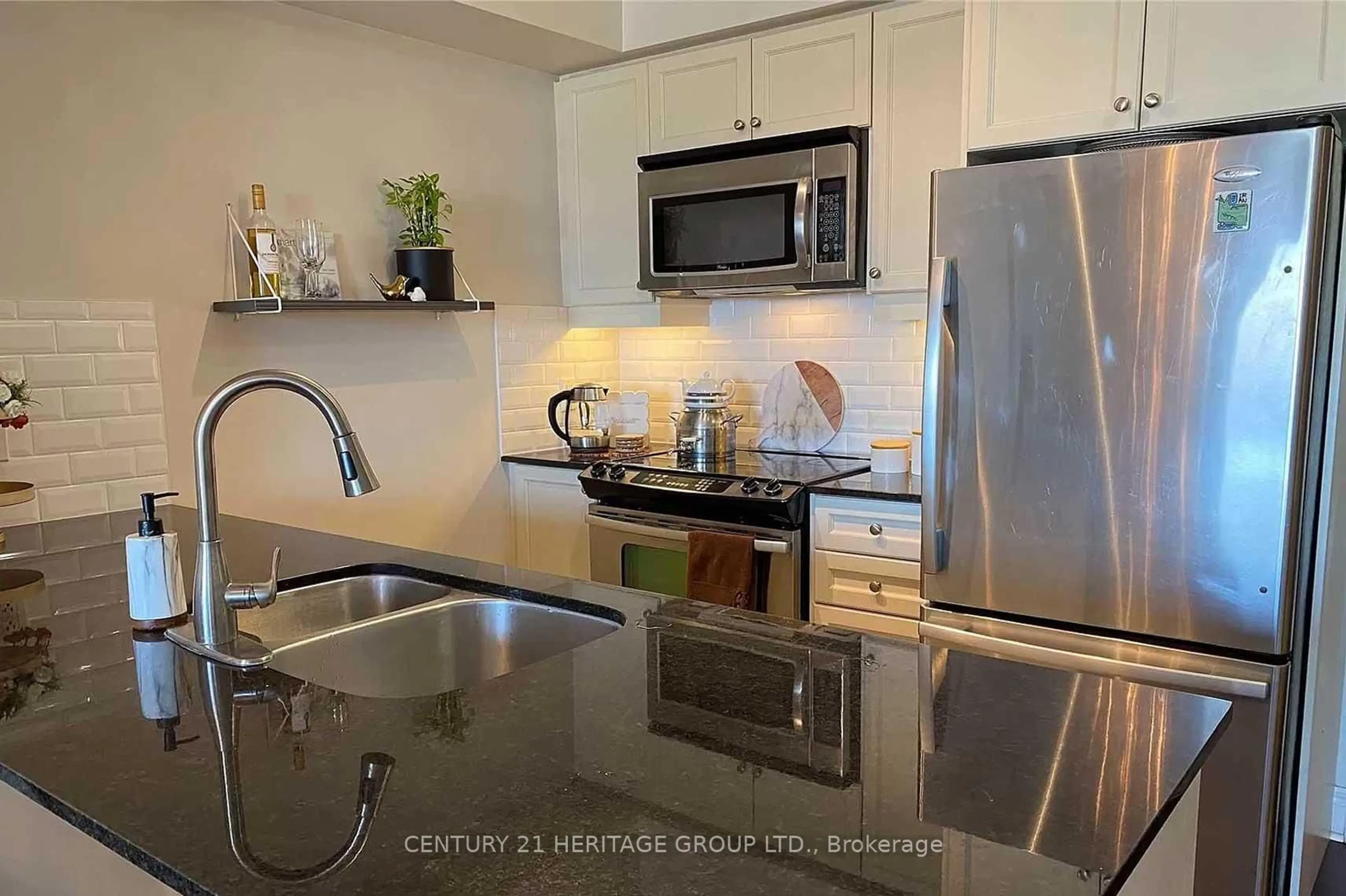 Standard kitchen, ceramic/tile floor for 701 Sheppard Ave #610, Toronto Ontario M3H 2S7