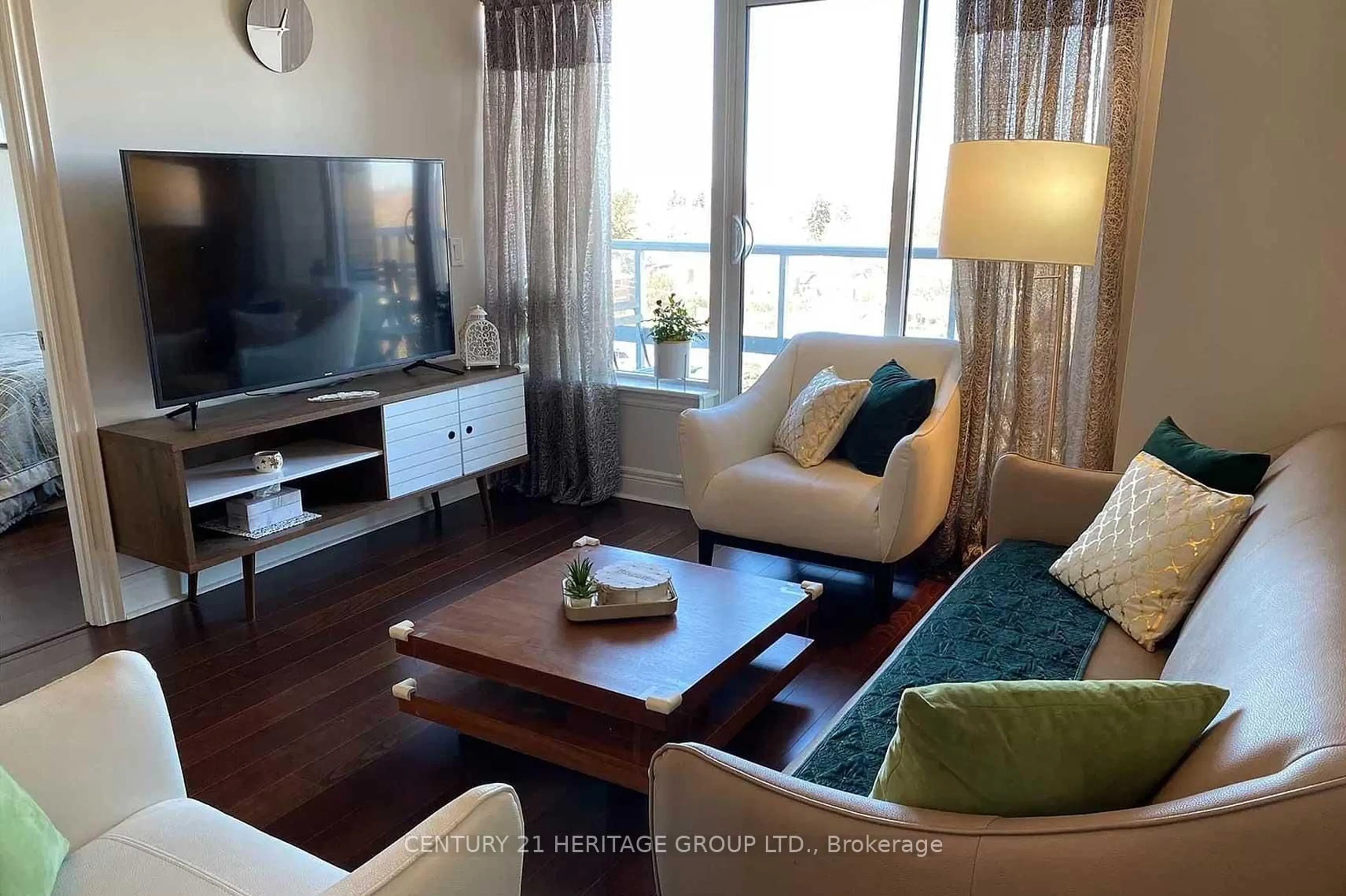 Living room with furniture, wood/laminate floor for 701 Sheppard Ave #610, Toronto Ontario M3H 2S7