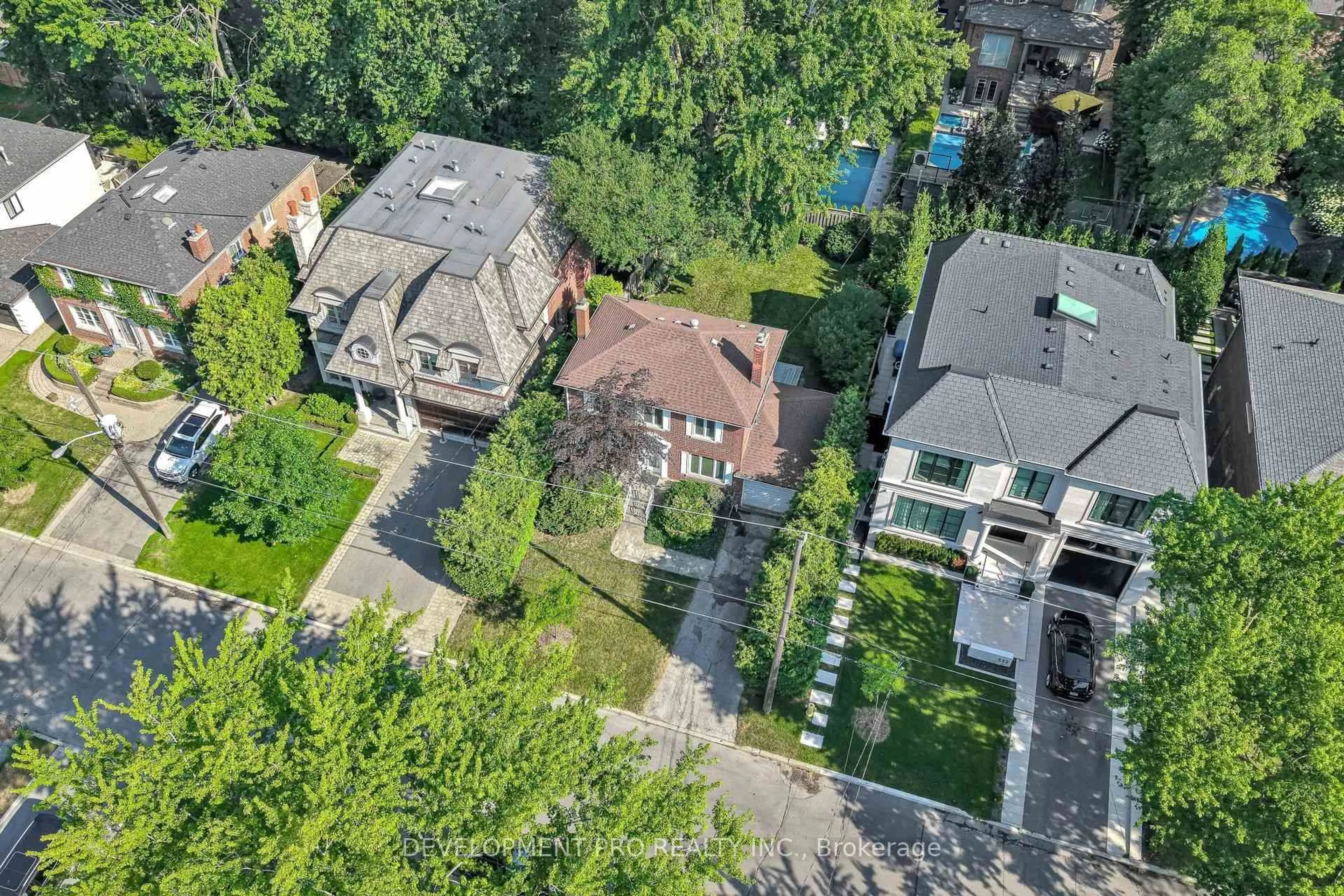 A pic from outside/outdoor area/front of a property/back of a property/a pic from drone, street for 534 Deloraine Ave, Toronto Ontario M5M 2C3