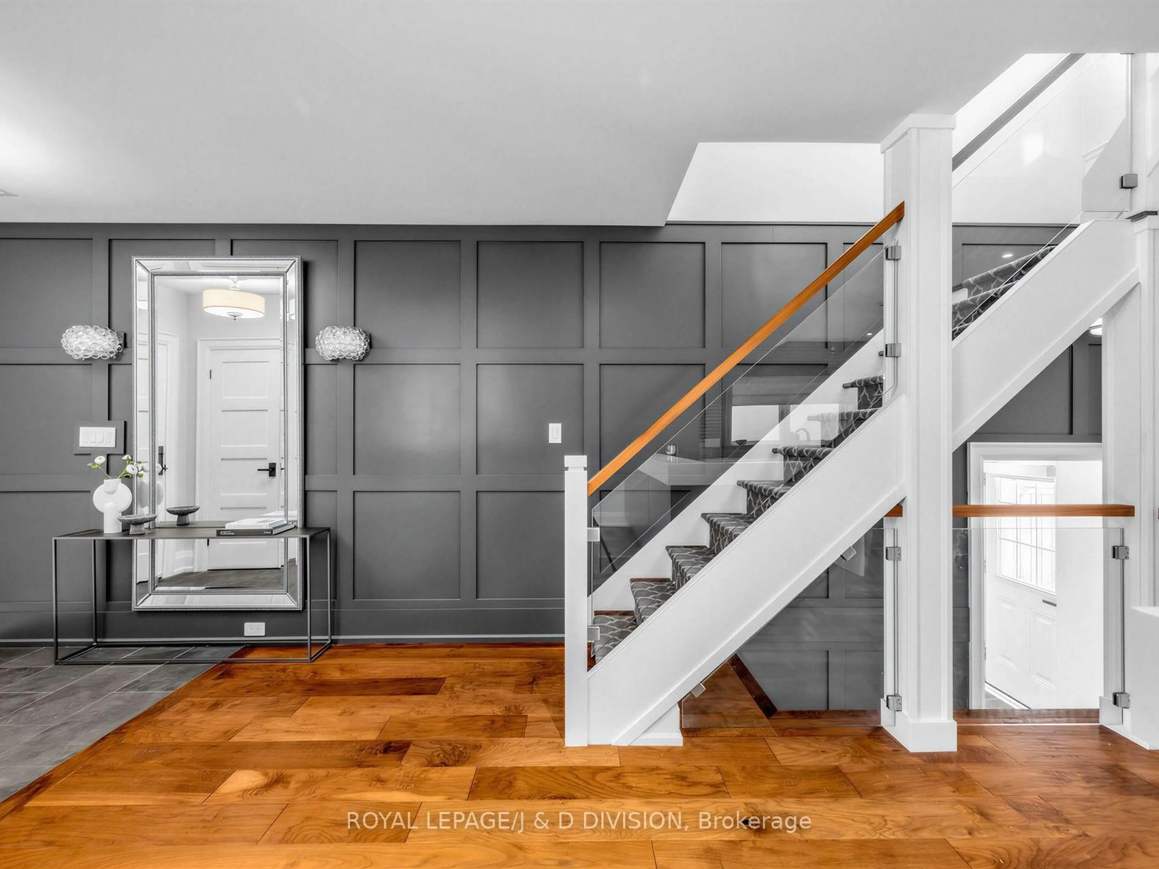 Indoor entryway for 146 Glenvale Blvd, Toronto Ontario M4G 2W3