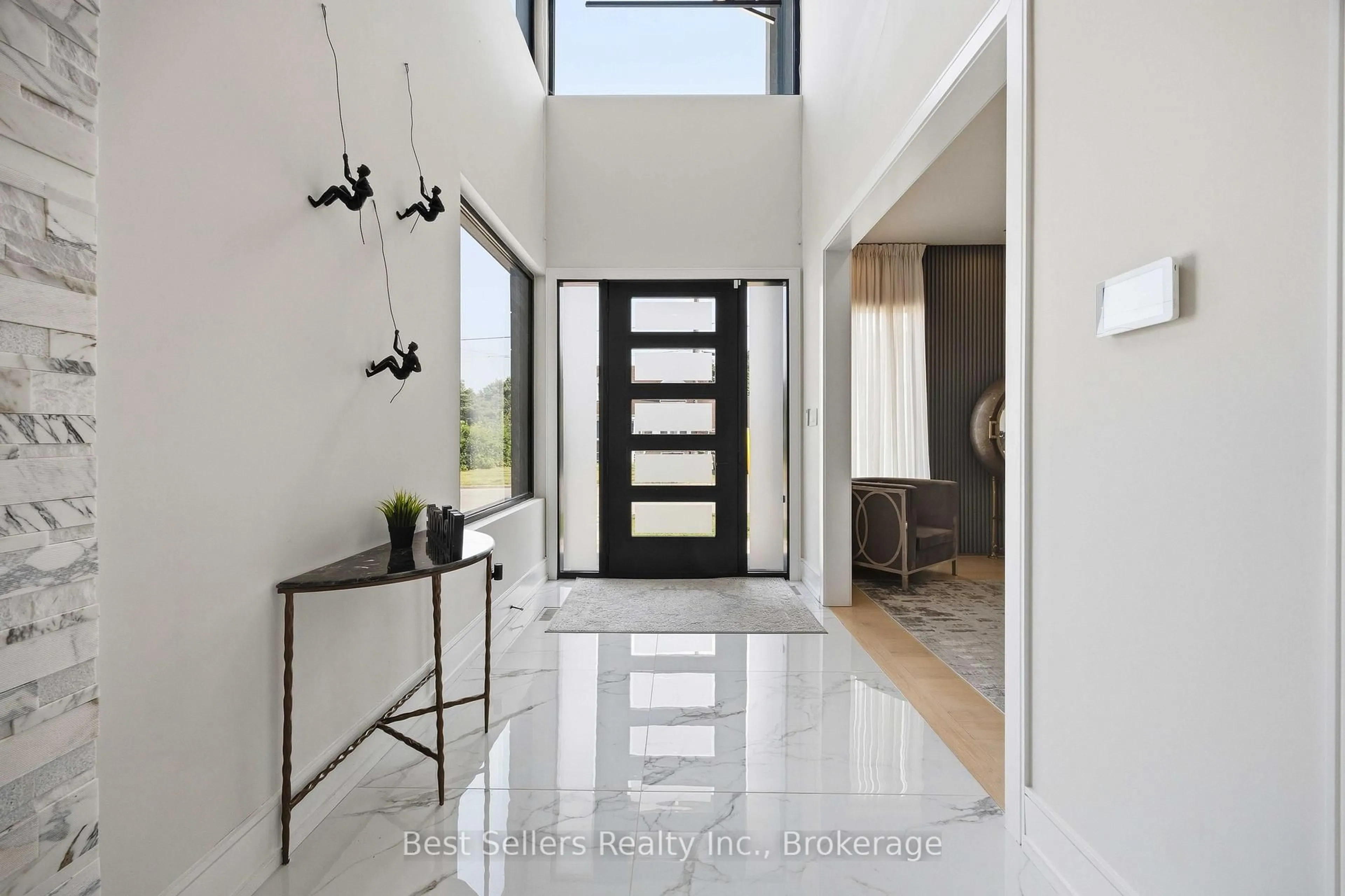 Indoor entryway for 52 Grantbrook St, Toronto Ontario M2R 2E9