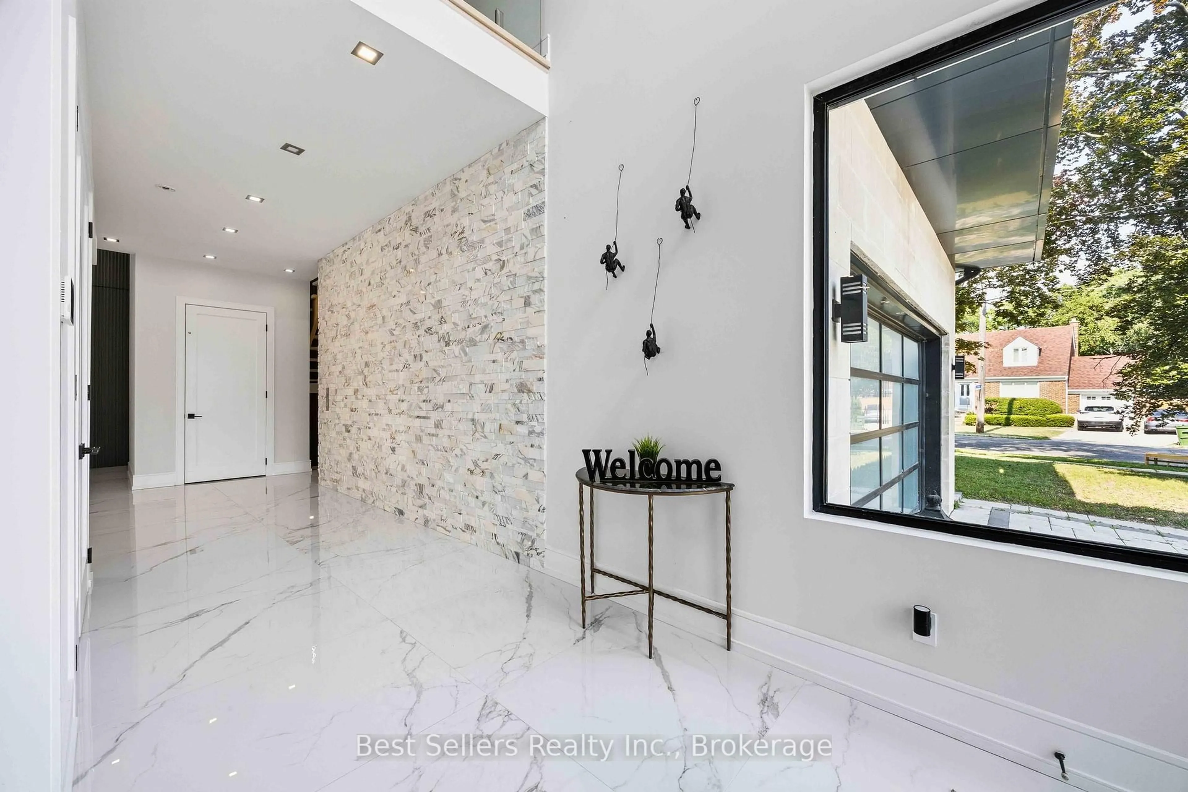 Indoor entryway for 52 Grantbrook St, Toronto Ontario M2R 2E9