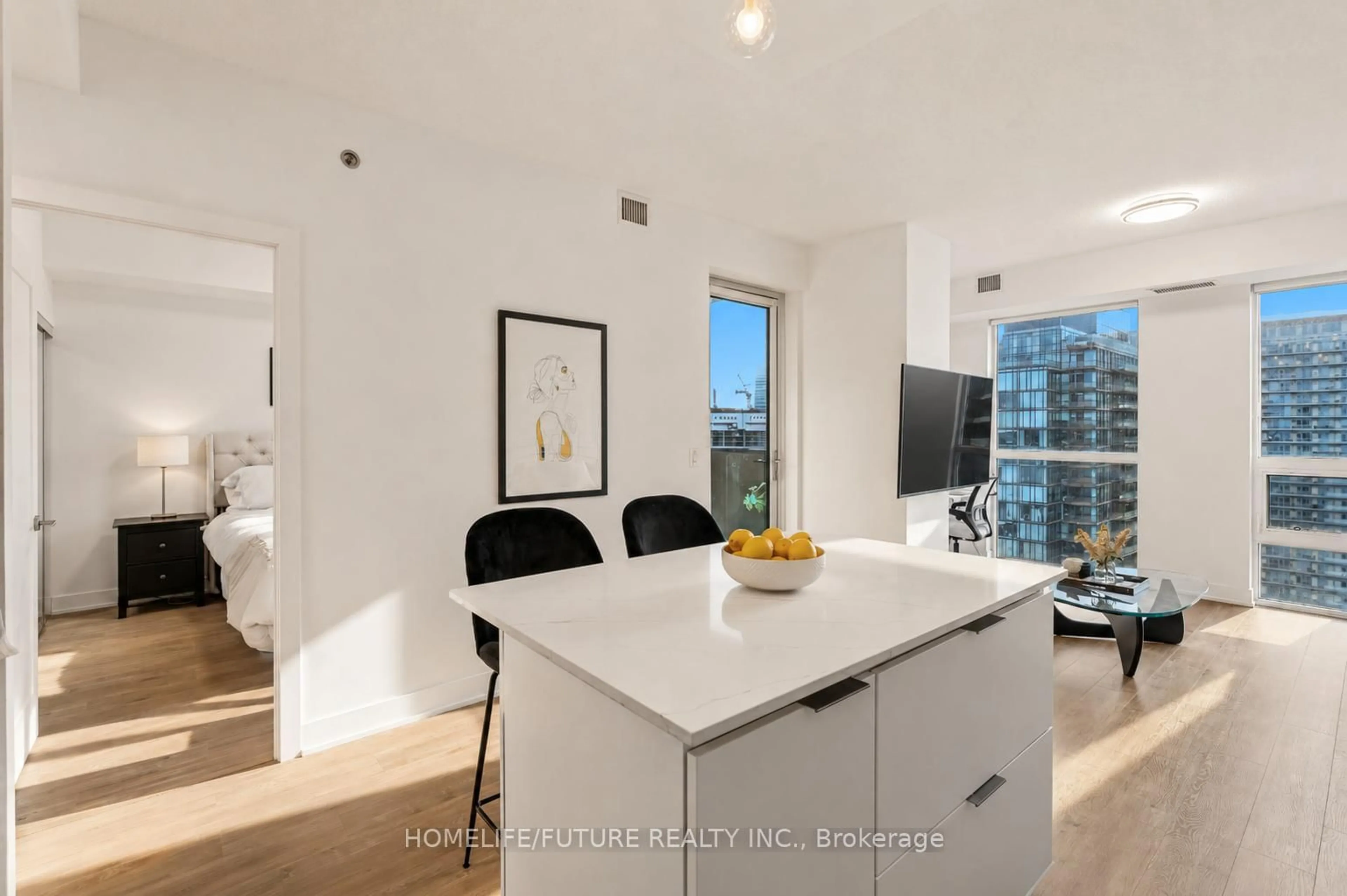 Open concept kitchen, unknown for 318 Richmond St #3805, Toronto Ontario M5V 0B4