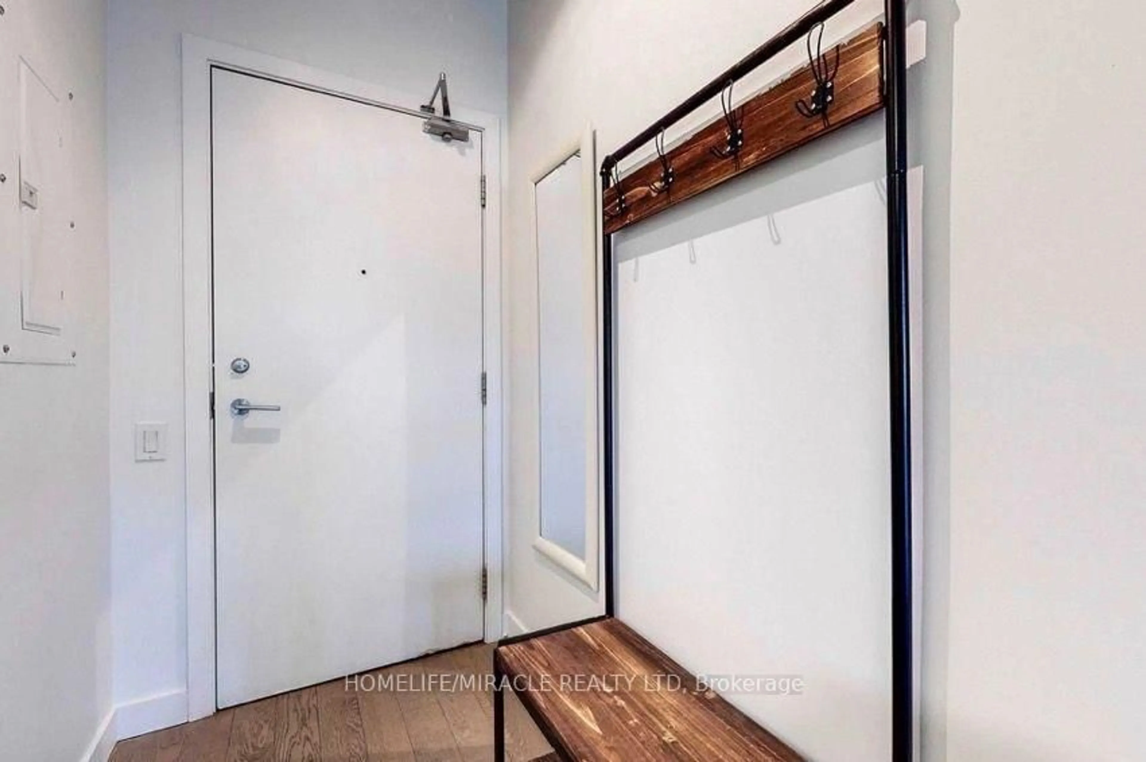 Indoor entryway for 318 King St #207, Toronto Ontario M5A 1C1