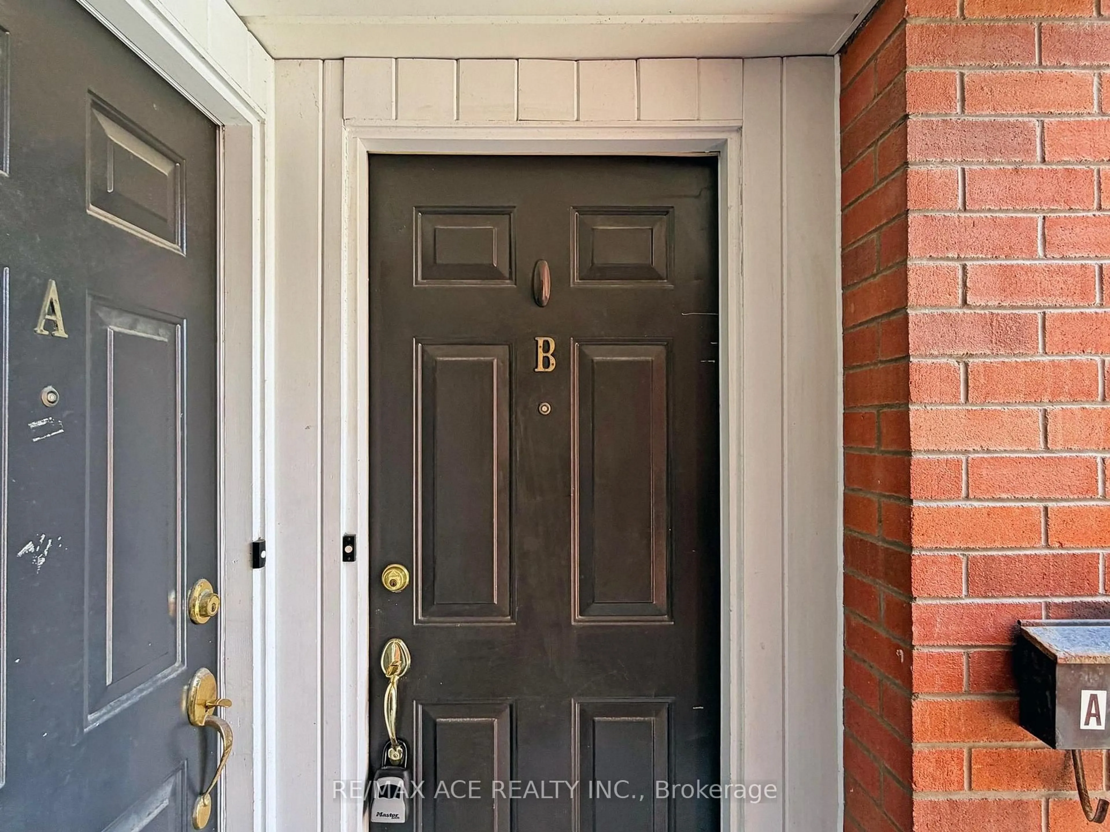 Indoor entryway for 660B Wellington St #14, Toronto Ontario M5V 1G4