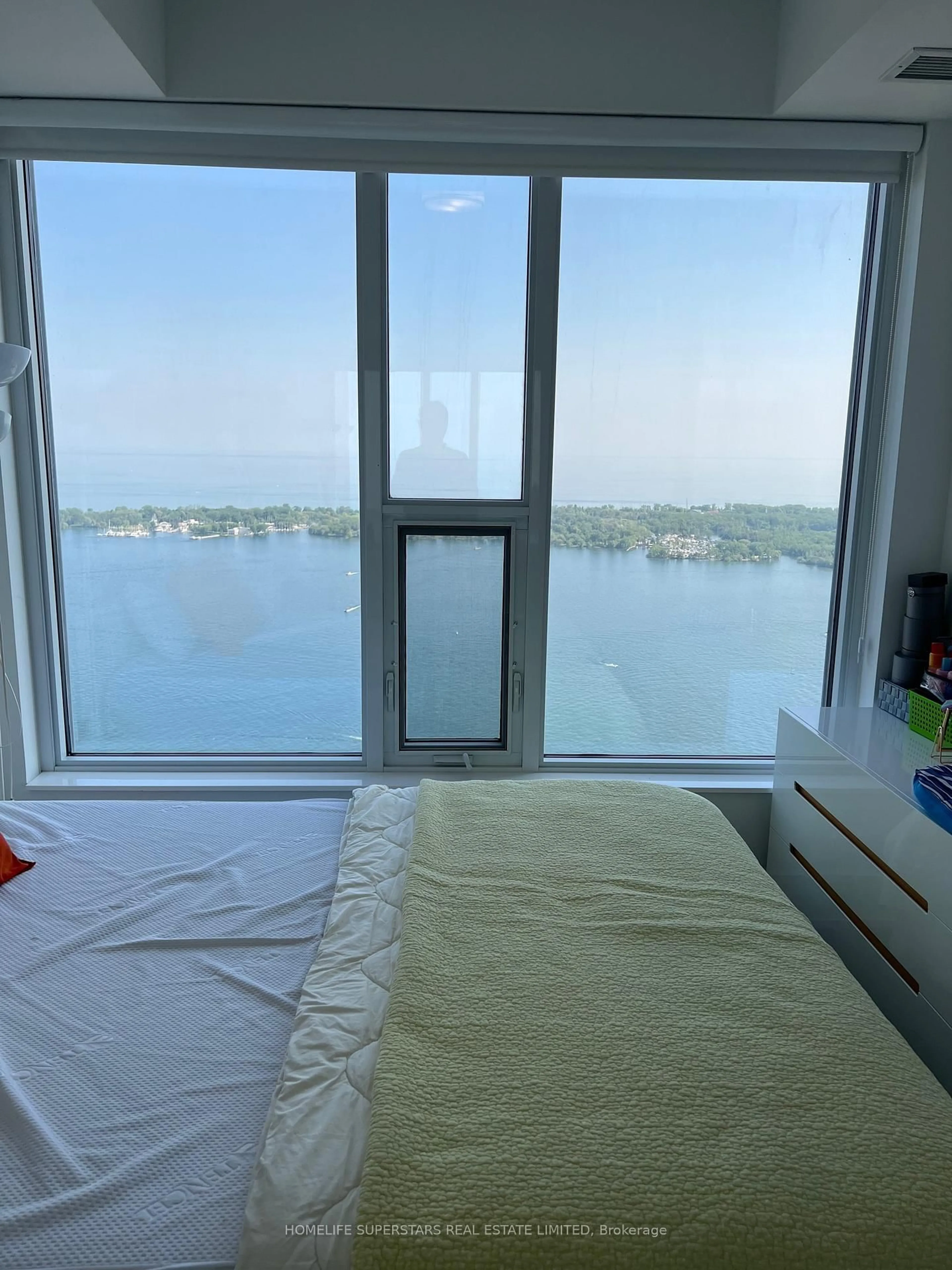 A pic of a room for 10 York St #6108, Toronto Ontario M5J 0E1