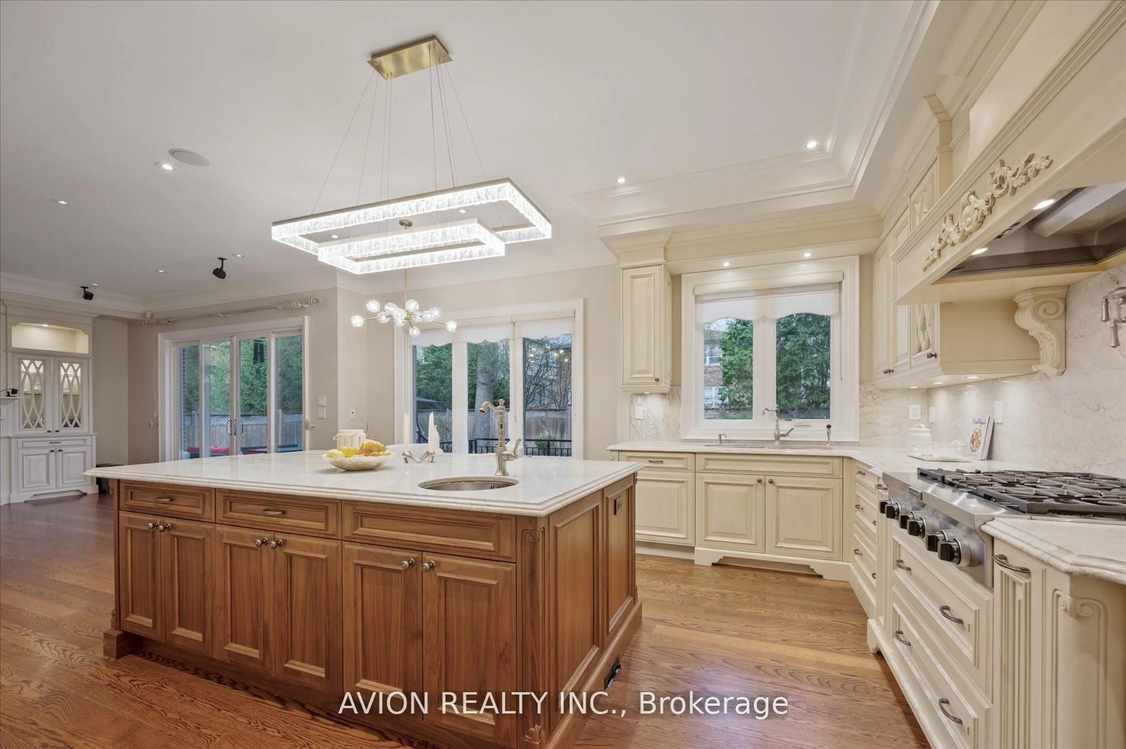 Open concept kitchen, ceramic/tile floor for 26 Danville Dr, Toronto Ontario M2P 1J1