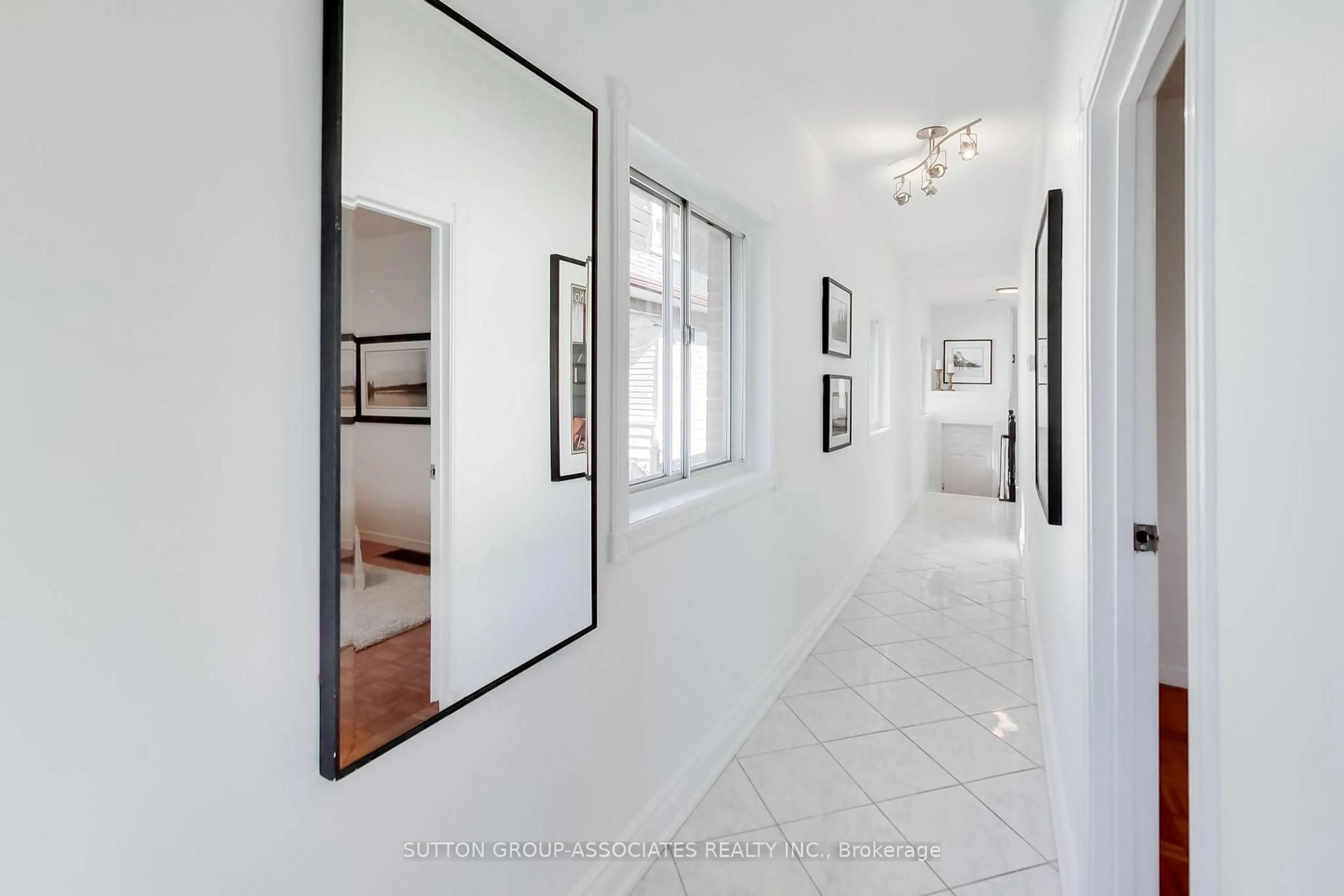 Indoor foyer for 175 Earlsdale Ave, Toronto Ontario M6E 1L3