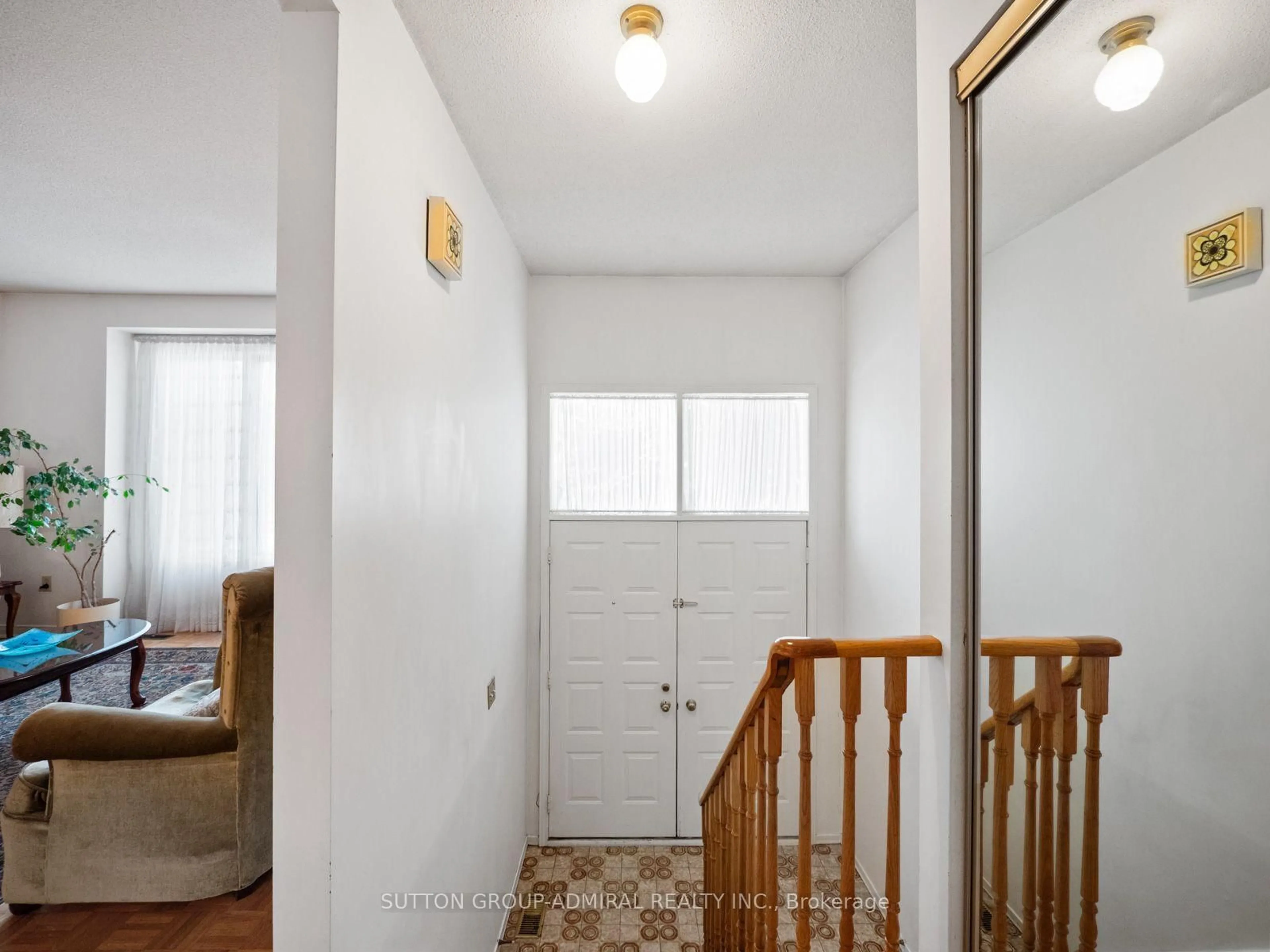 Indoor entryway for 169 Robert Hicks Dr, Toronto Ontario M2R 3R3