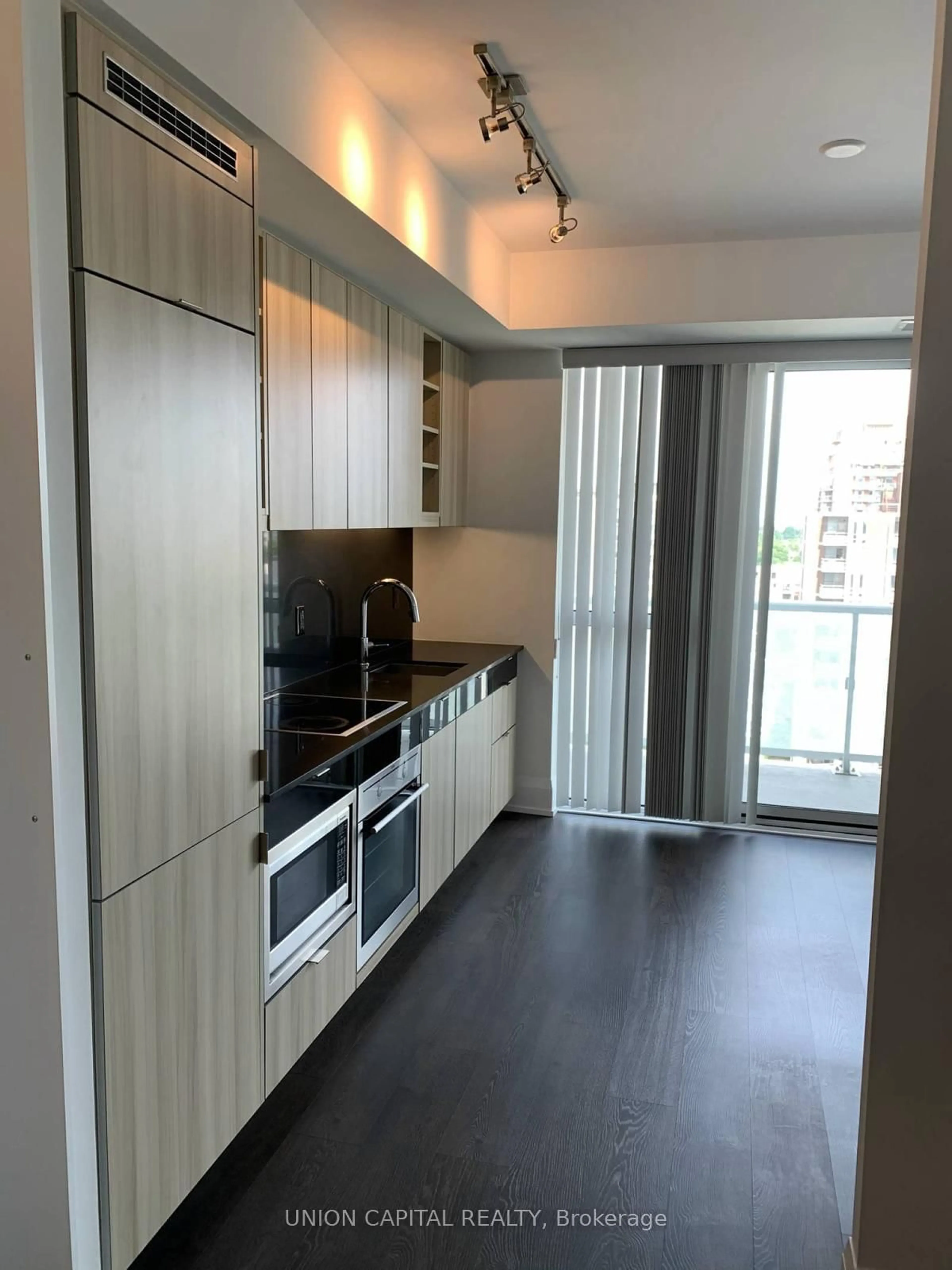 Standard kitchen, wood/laminate floor for 101 Erskine Ave #906, Toronto Ontario M4P 0C5