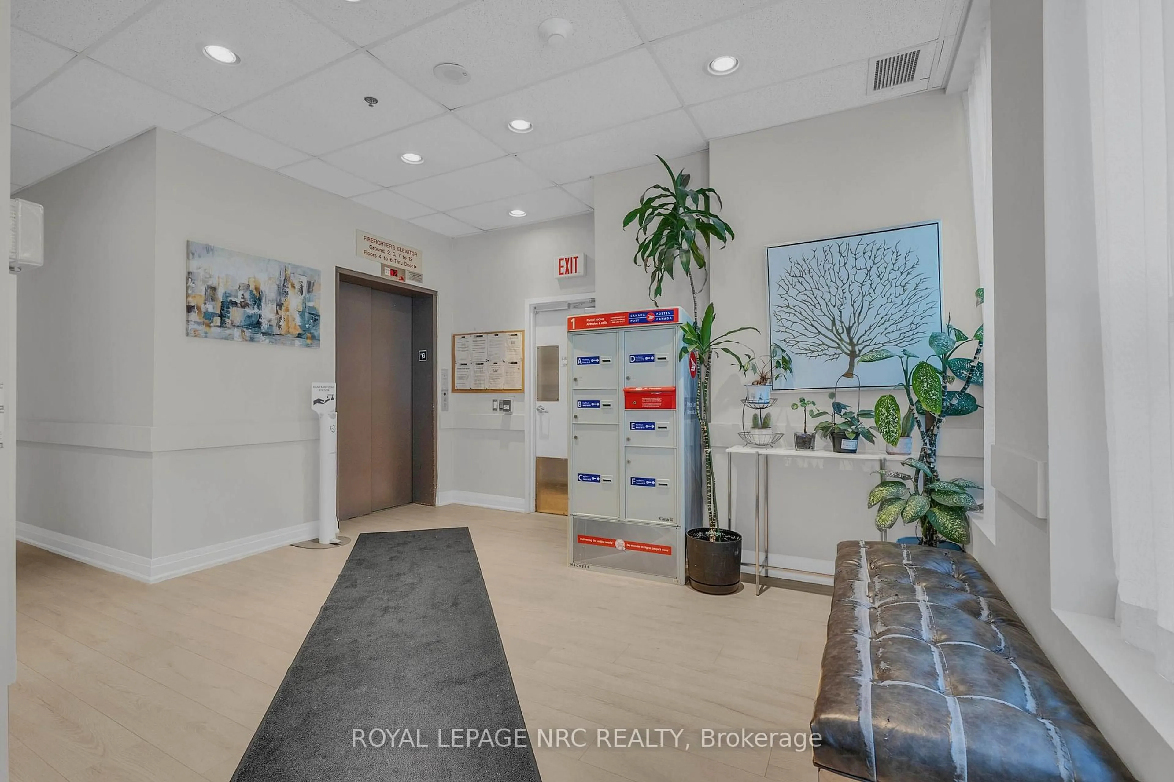 Indoor foyer for 15 Maplewood Ave #PH 6, Toronto Ontario M6C 4B4