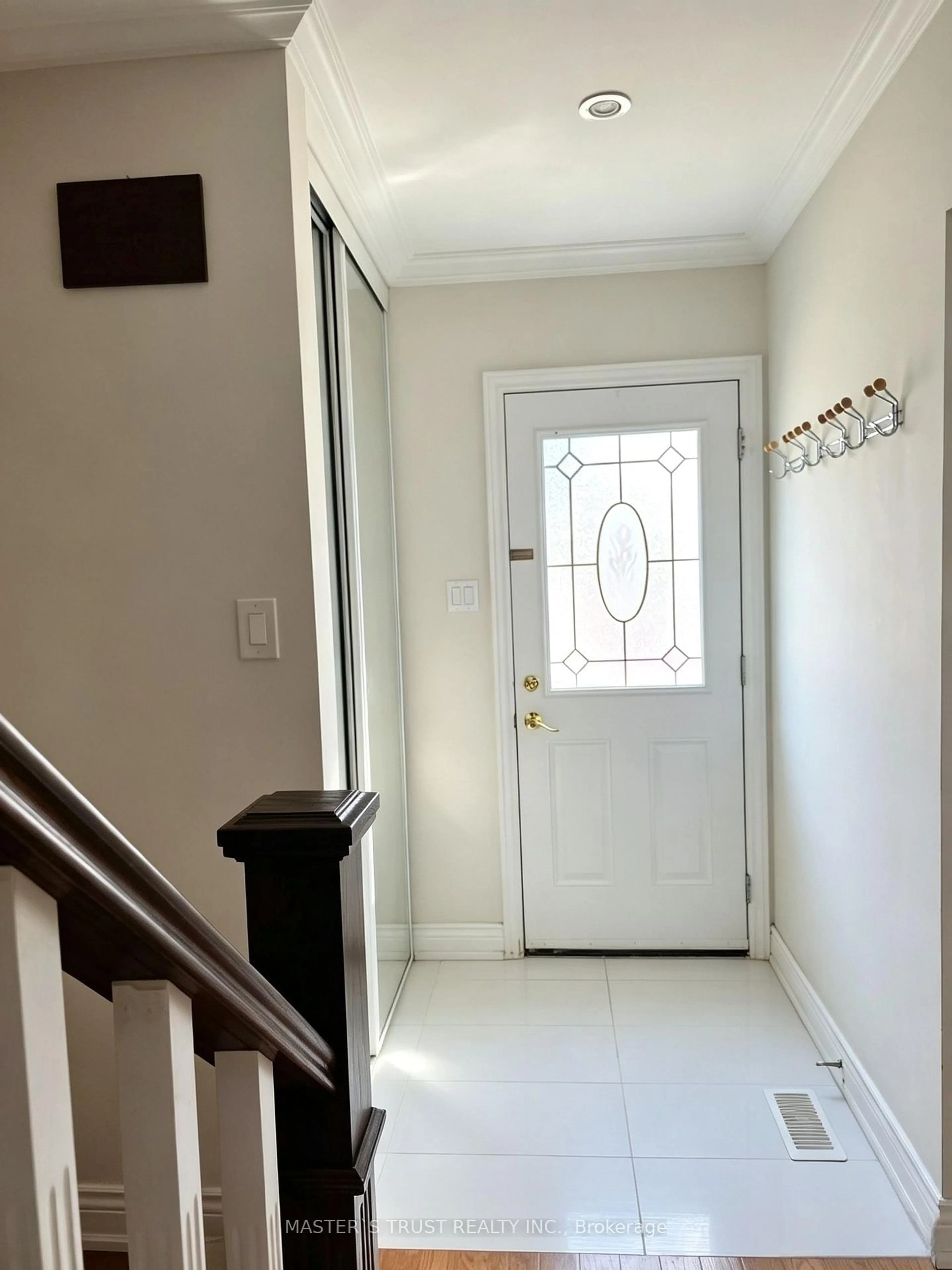 Indoor foyer for 10 Elsa Vine Way, Toronto Ontario M2J 4H9