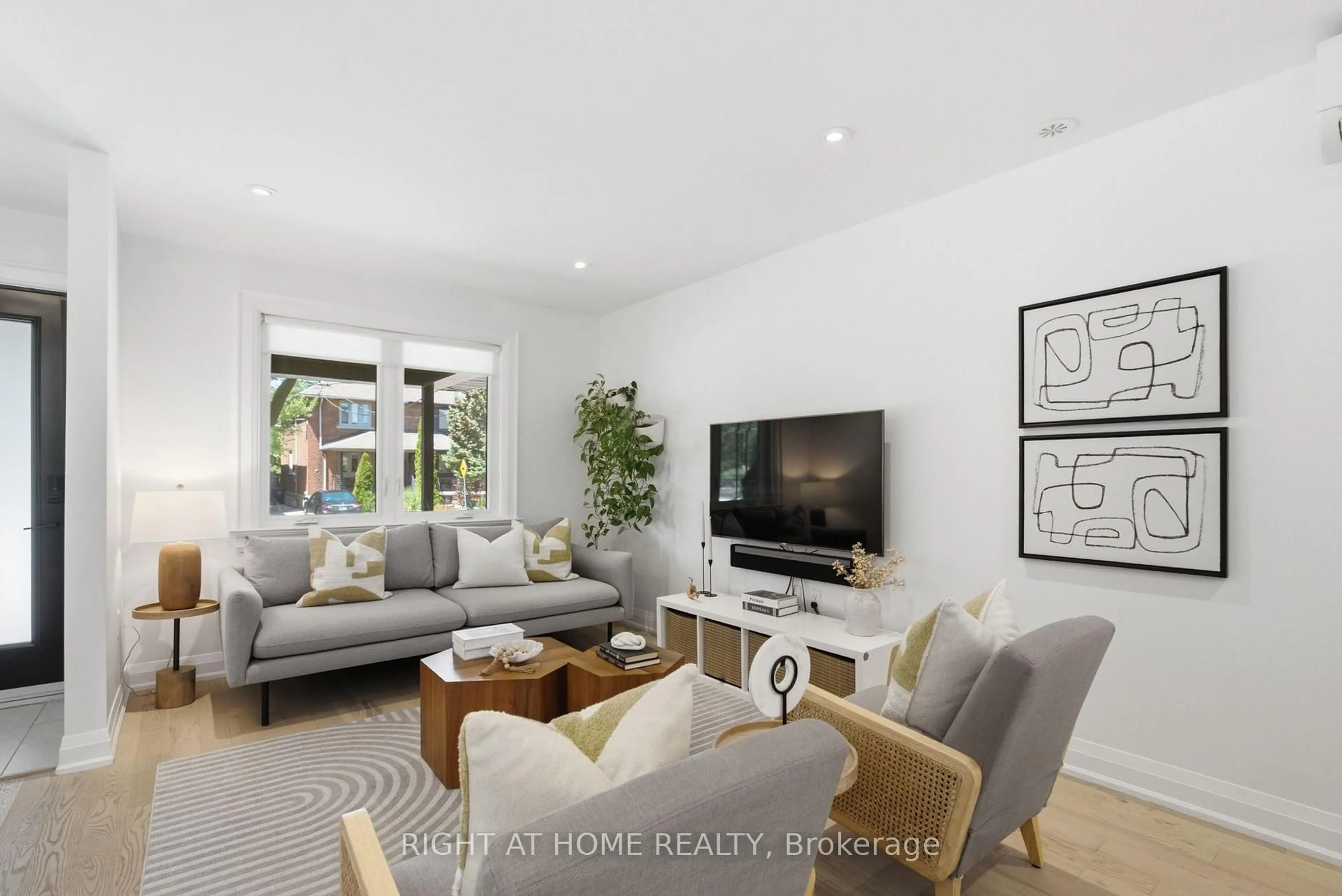 Living room with furniture, unknown for 7 Hector Ave, Toronto Ontario M6G 3G2