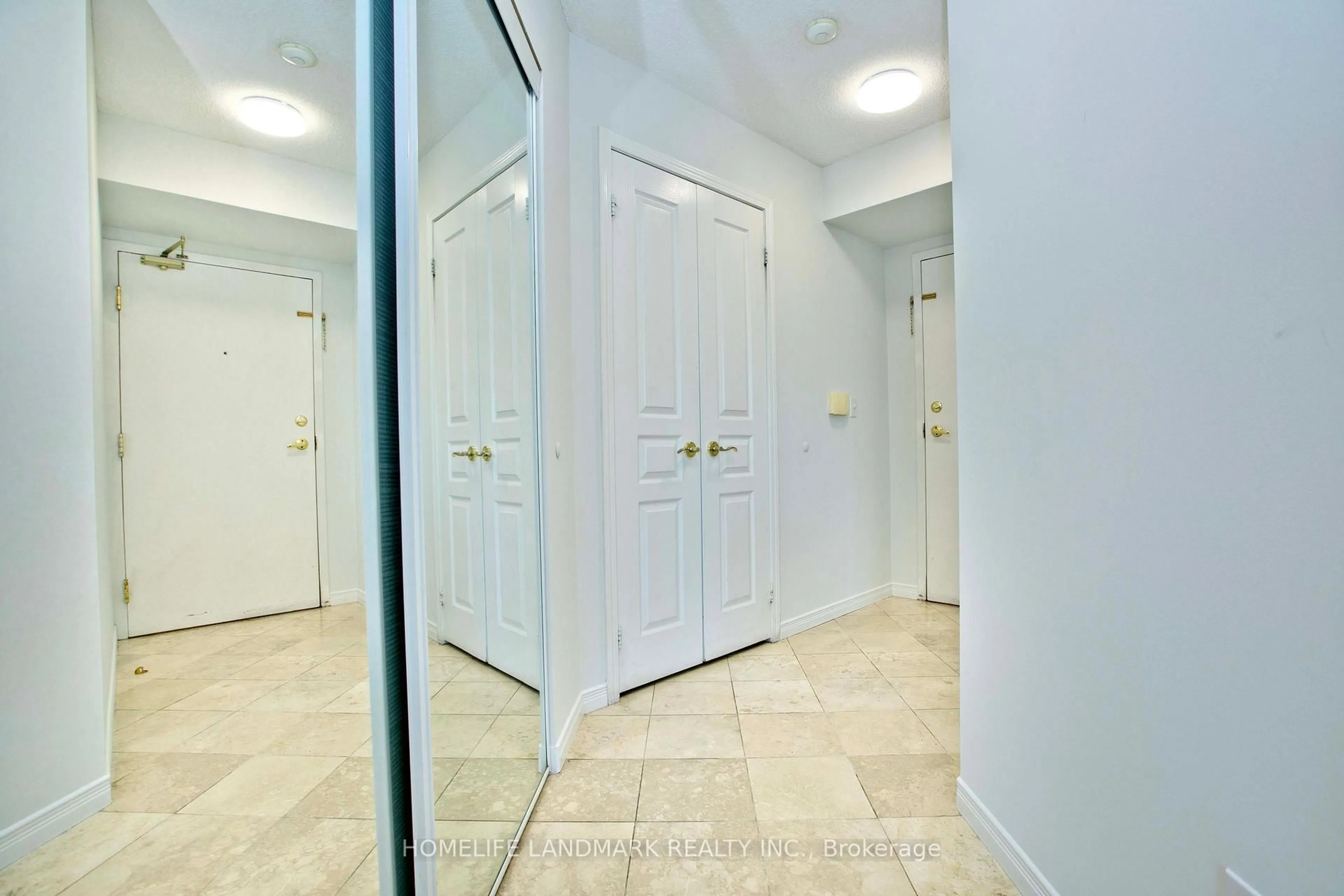 Indoor foyer for 55 Harrison Garden Blvd #1210, Toronto Ontario M2N 7G3