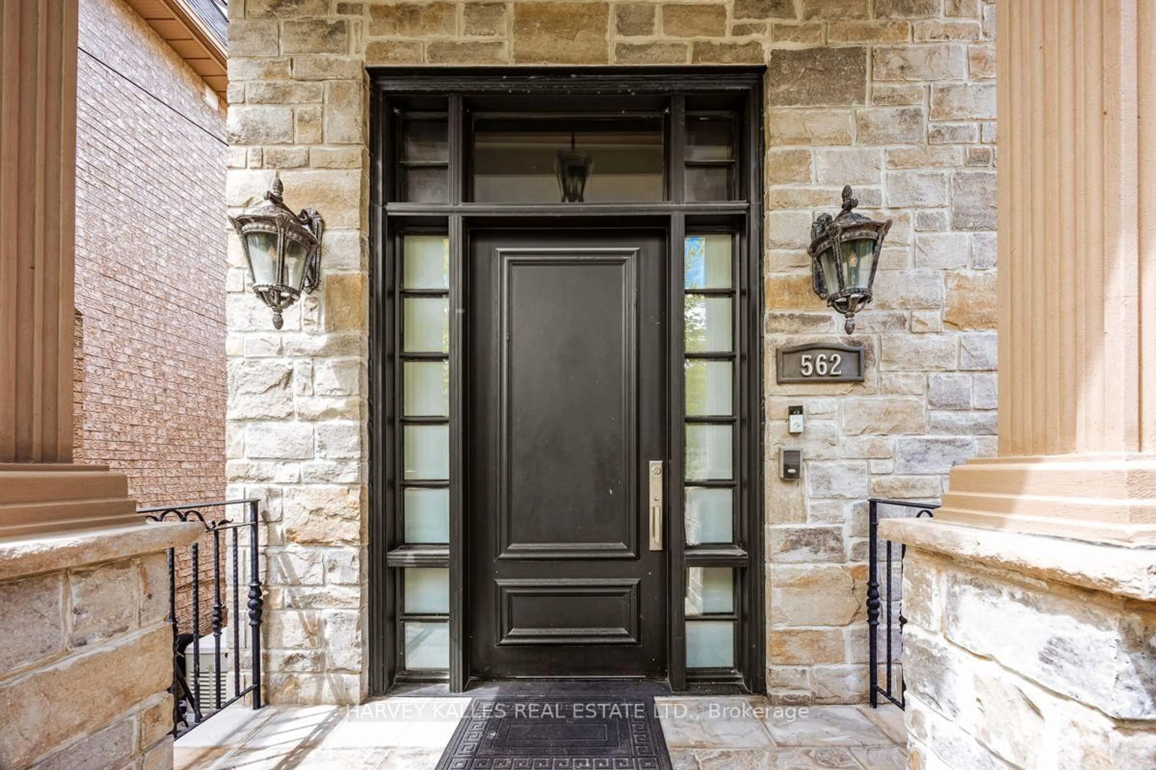Indoor entryway for 562 Bedford Park Ave, Toronto Ontario M5M 1K3