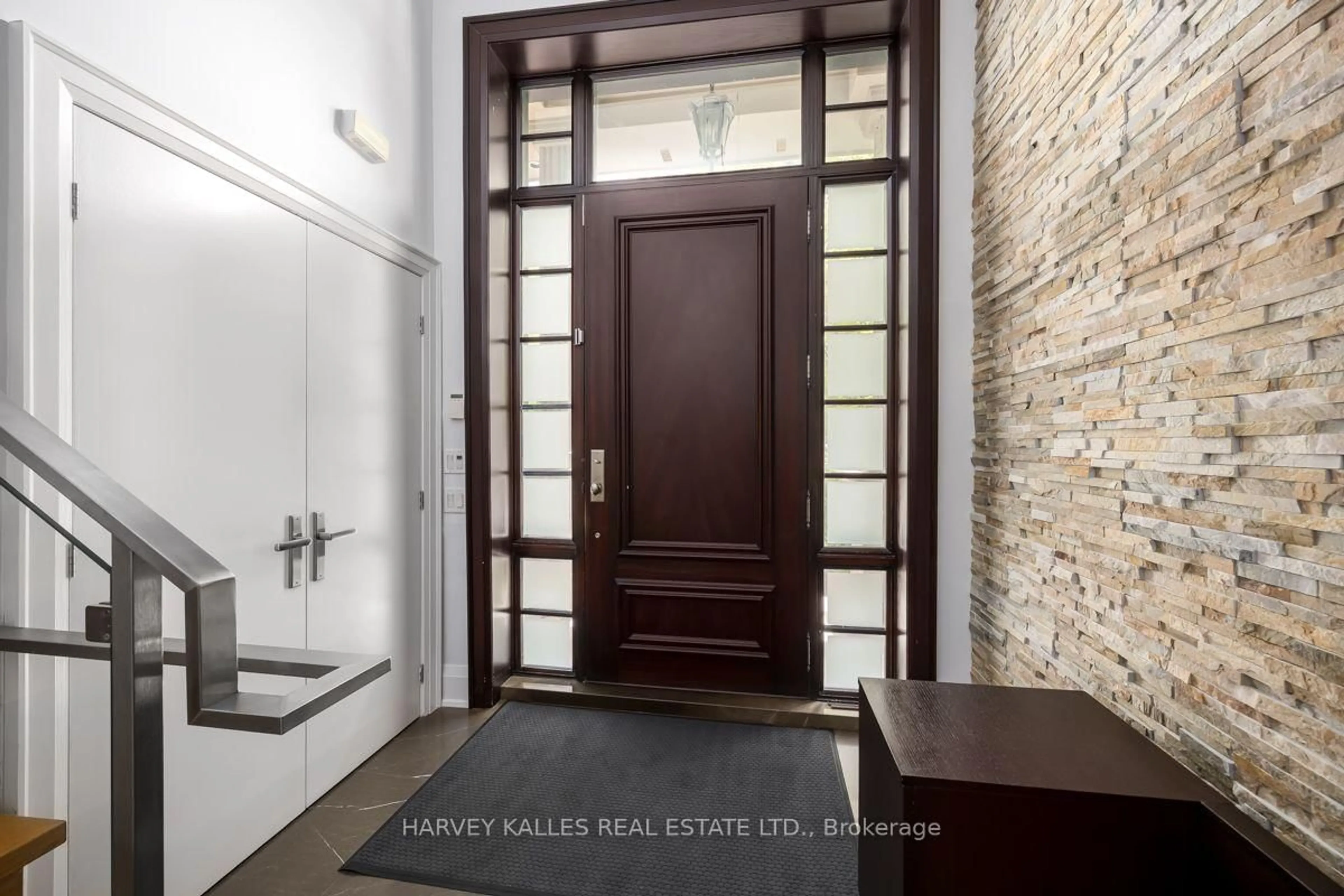 Indoor entryway for 562 Bedford Park Ave, Toronto Ontario M5M 1K3