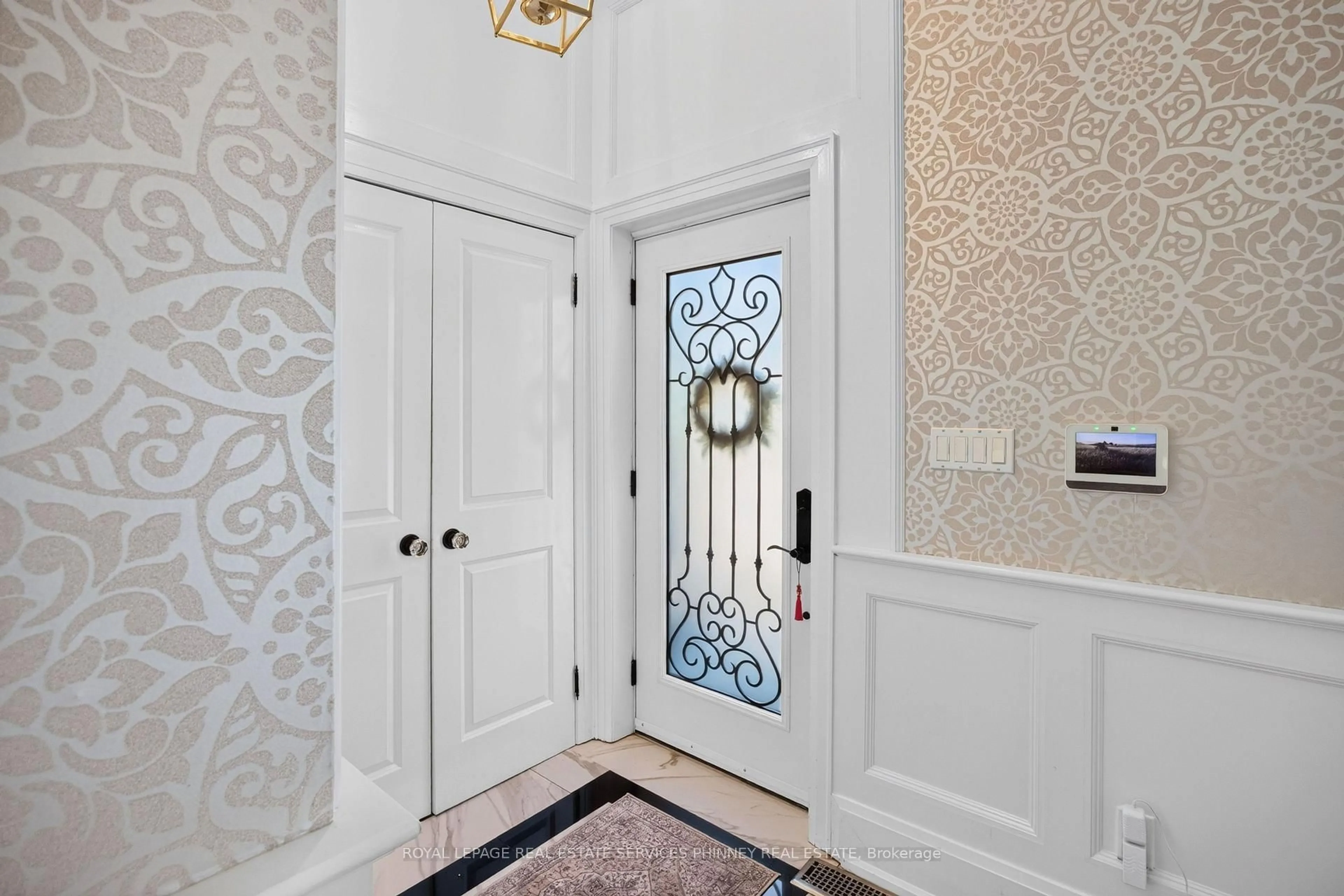 Indoor entryway for 245 Florence Ave, Toronto Ontario M2N 1G7