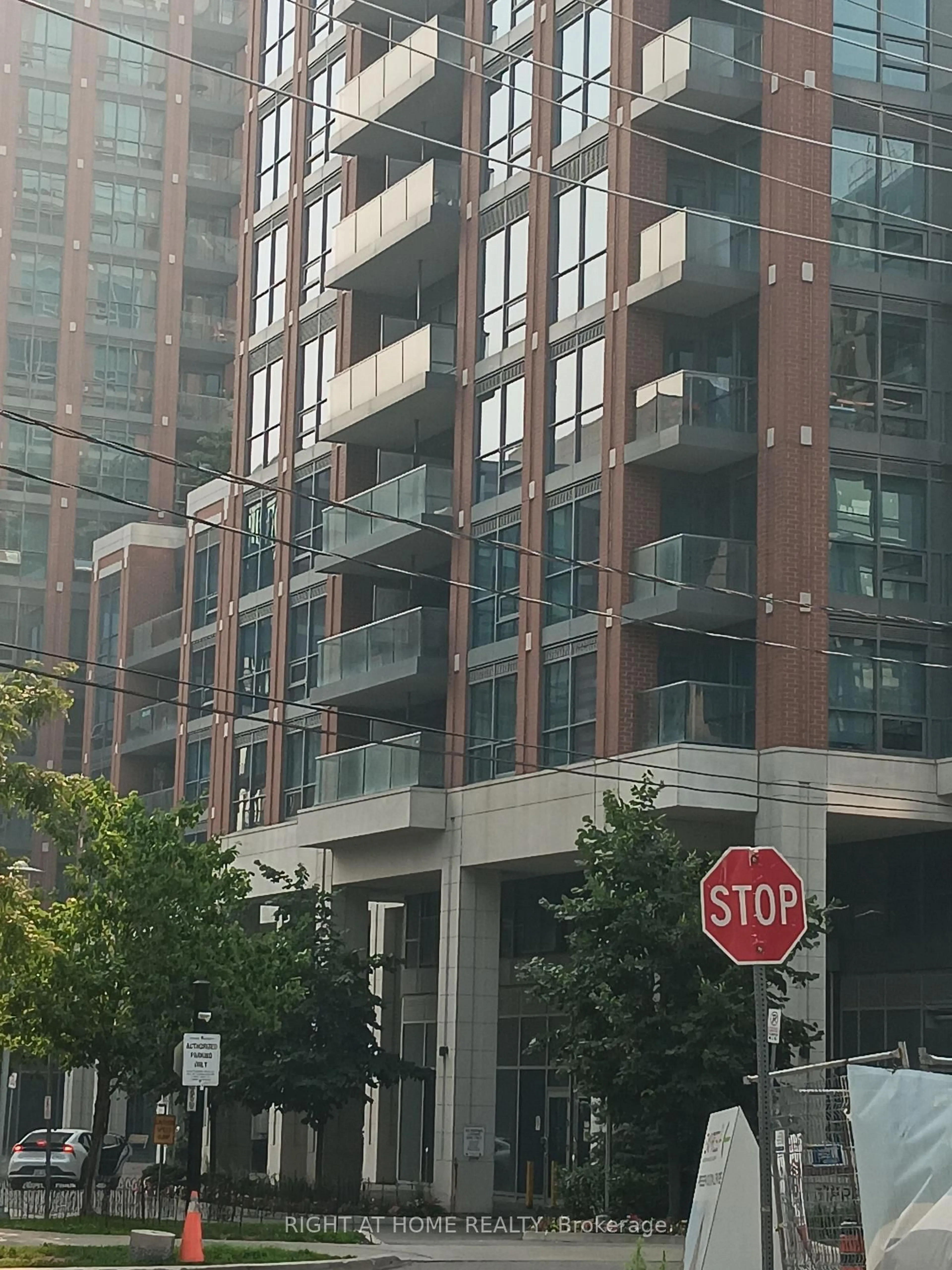 Blurry image for 31 Tippett Rd #619, Toronto Ontario M3H 0C8