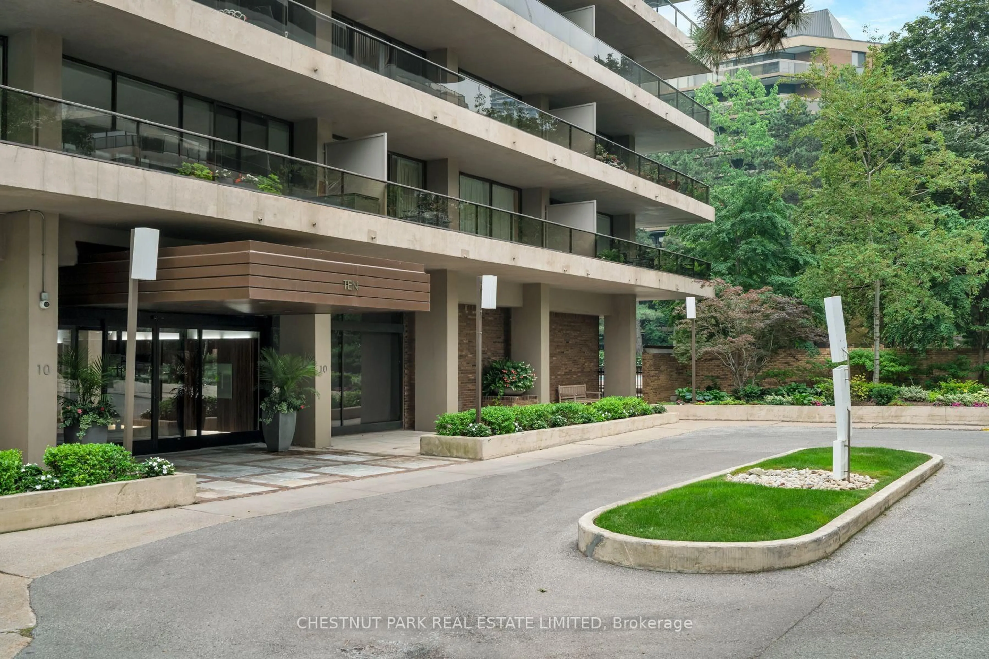 Indoor foyer for 10 Avoca Ave #501, Toronto Ontario M4T 2B7