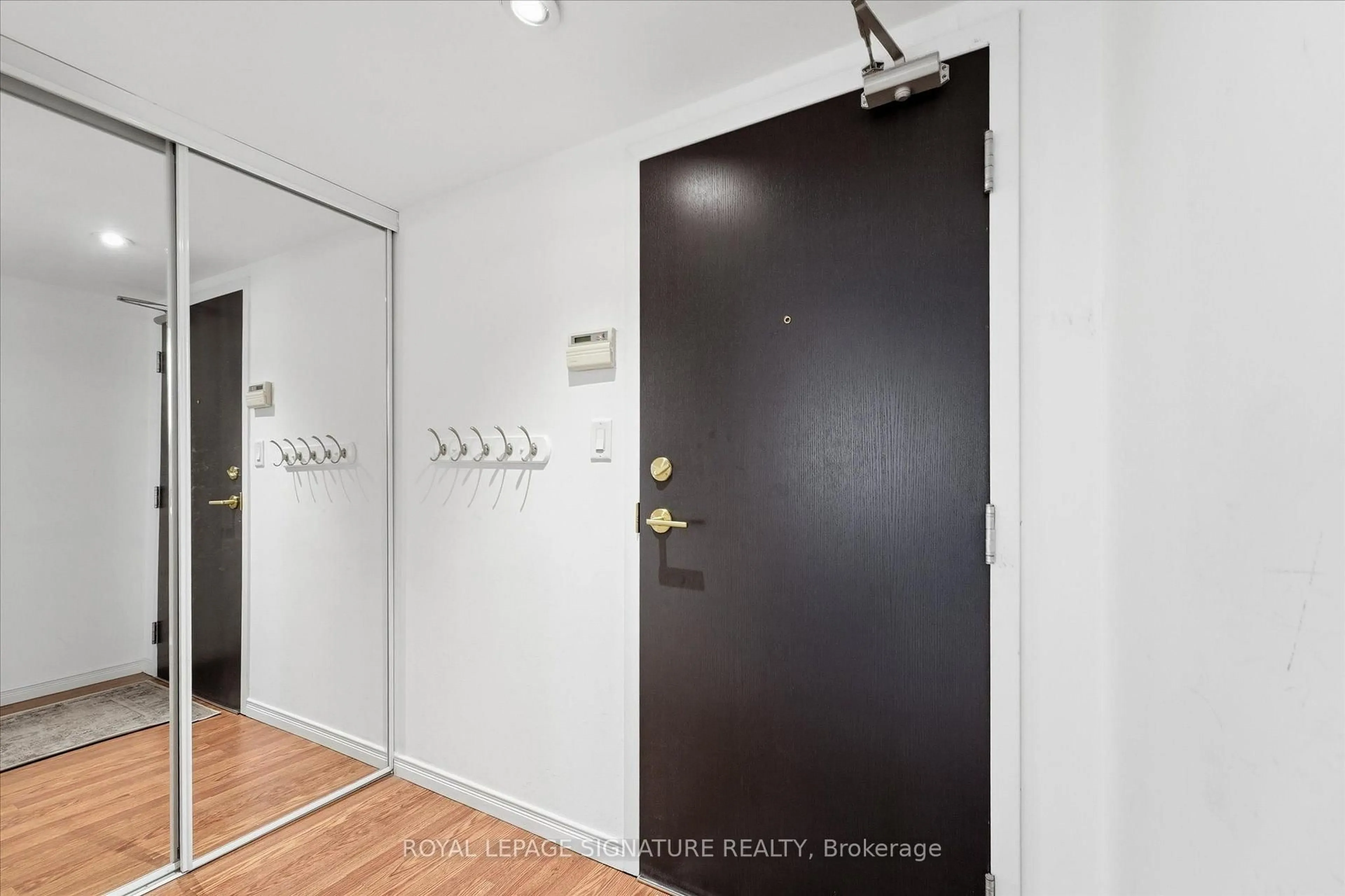 Indoor entryway for 230 King St #1223, Toronto Ontario M5A 1K5