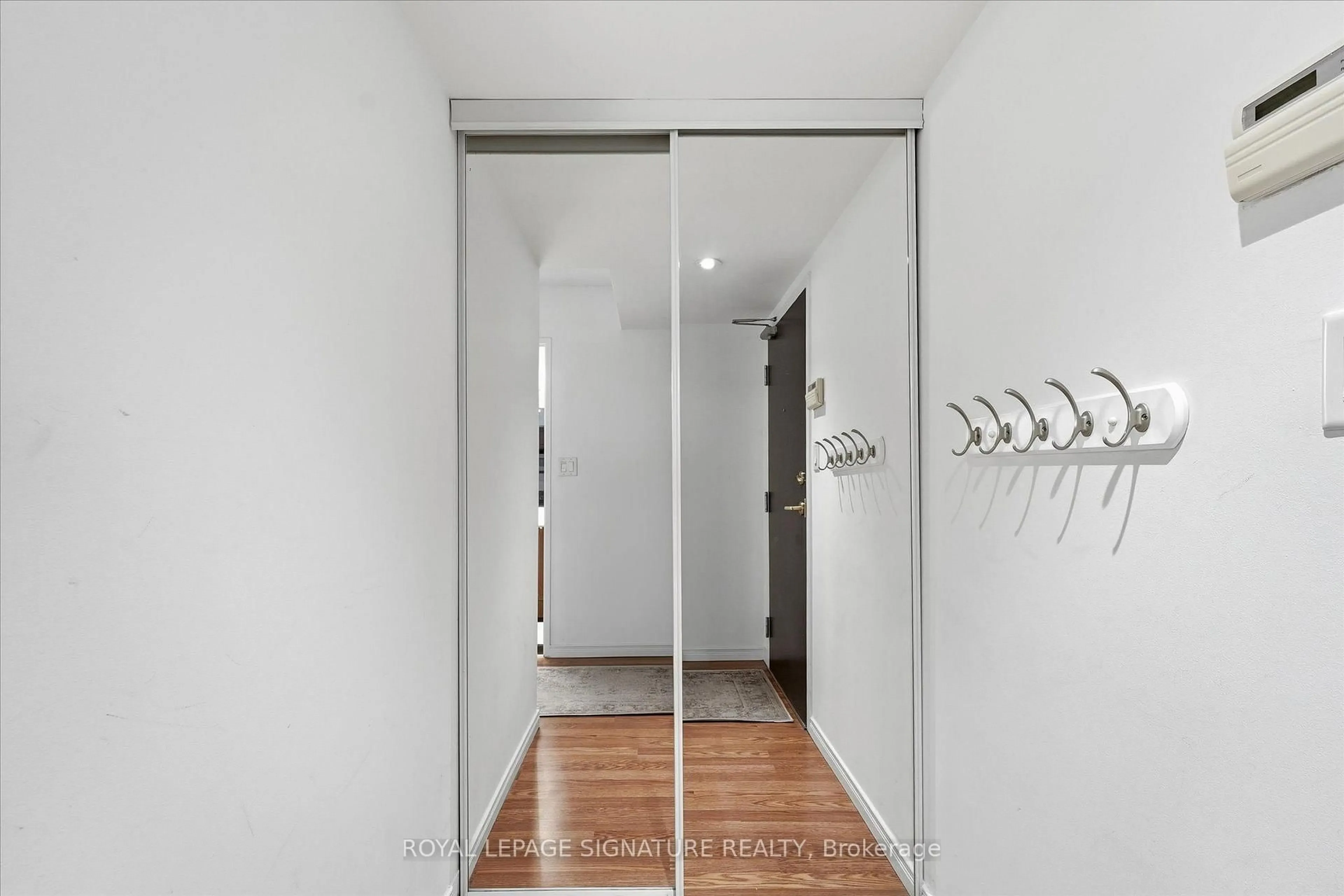 Indoor entryway for 230 King St #1223, Toronto Ontario M5A 1K5