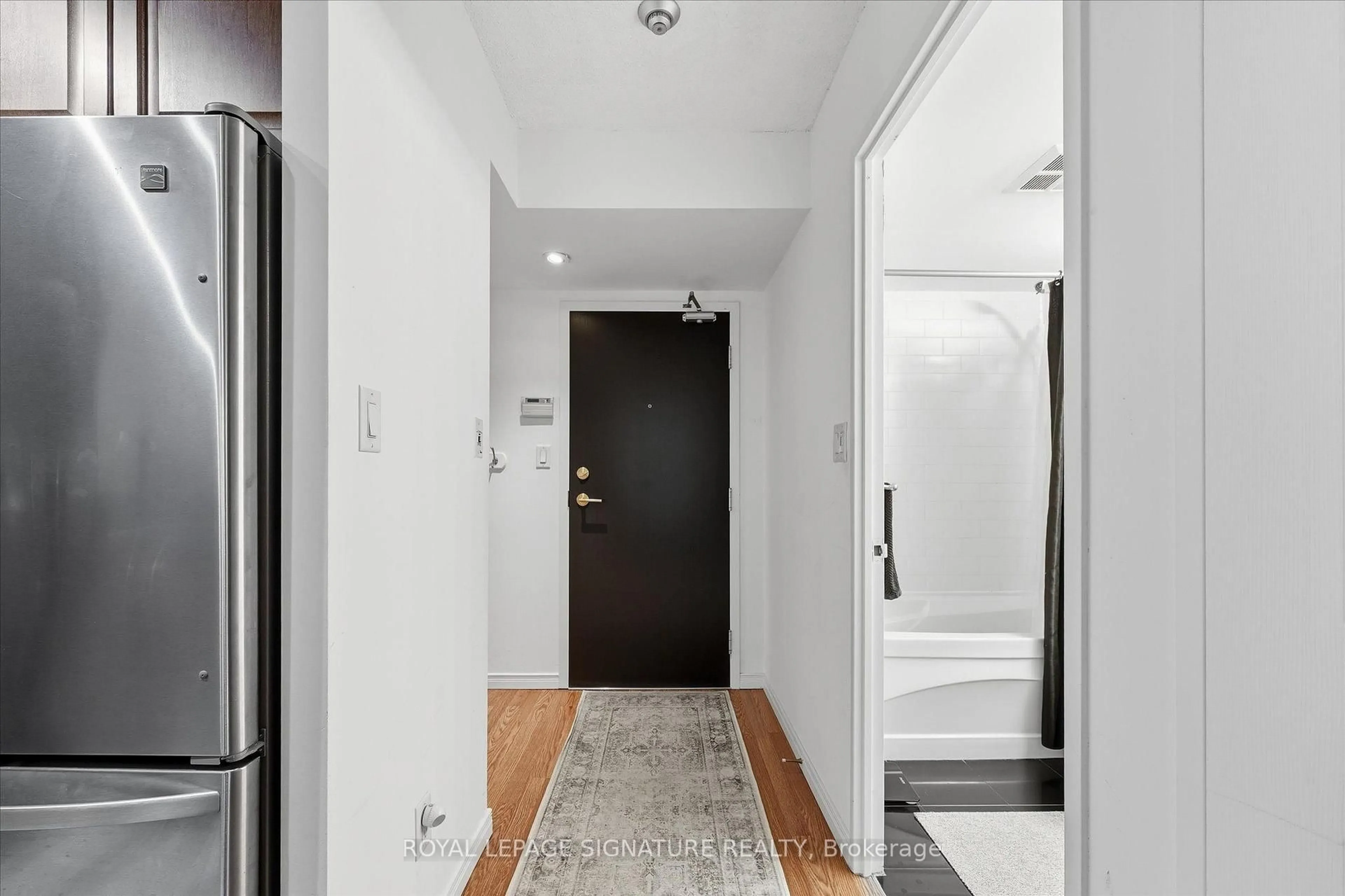 Indoor entryway for 230 King St #1223, Toronto Ontario M5A 1K5