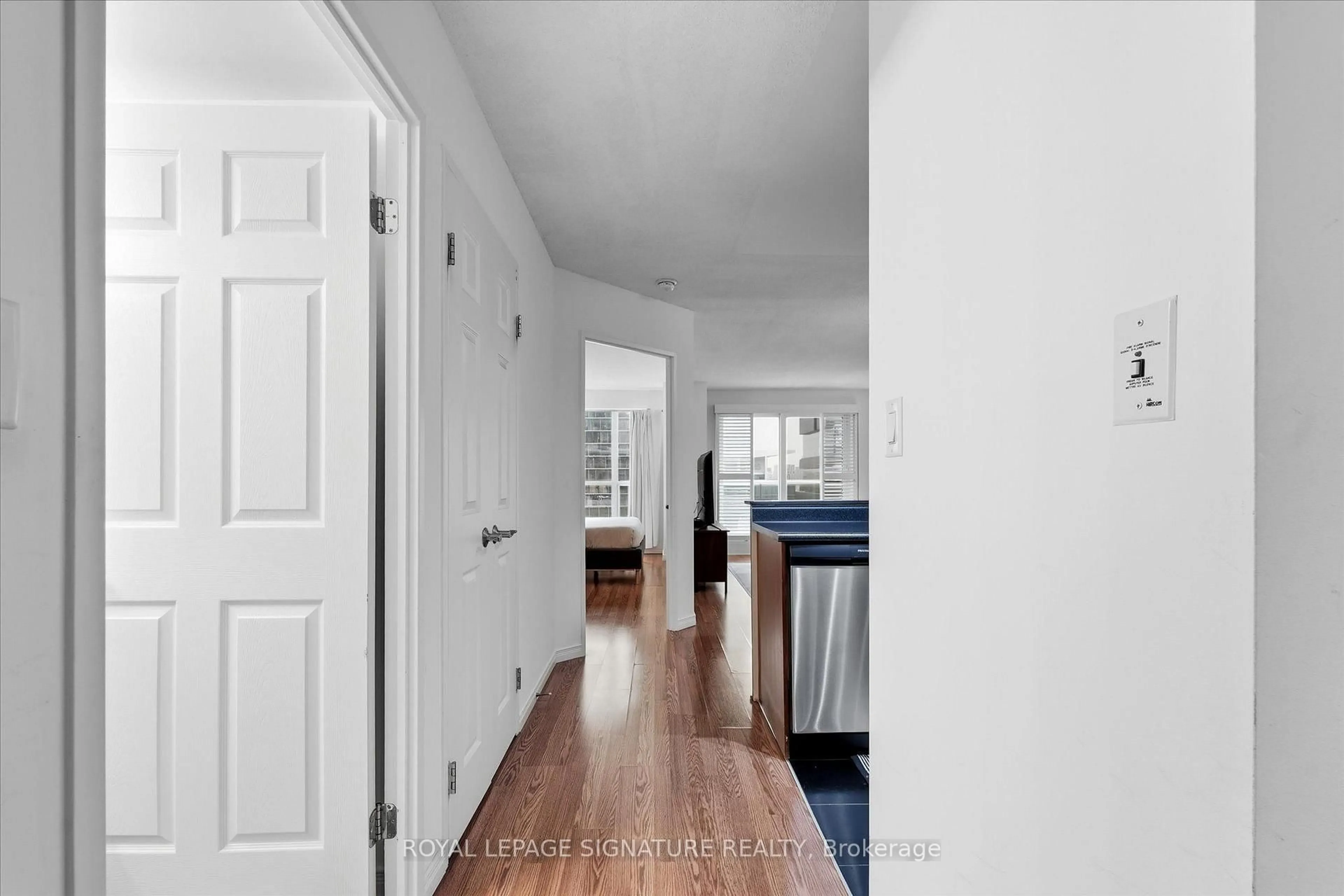 Indoor entryway for 230 King St #1223, Toronto Ontario M5A 1K5