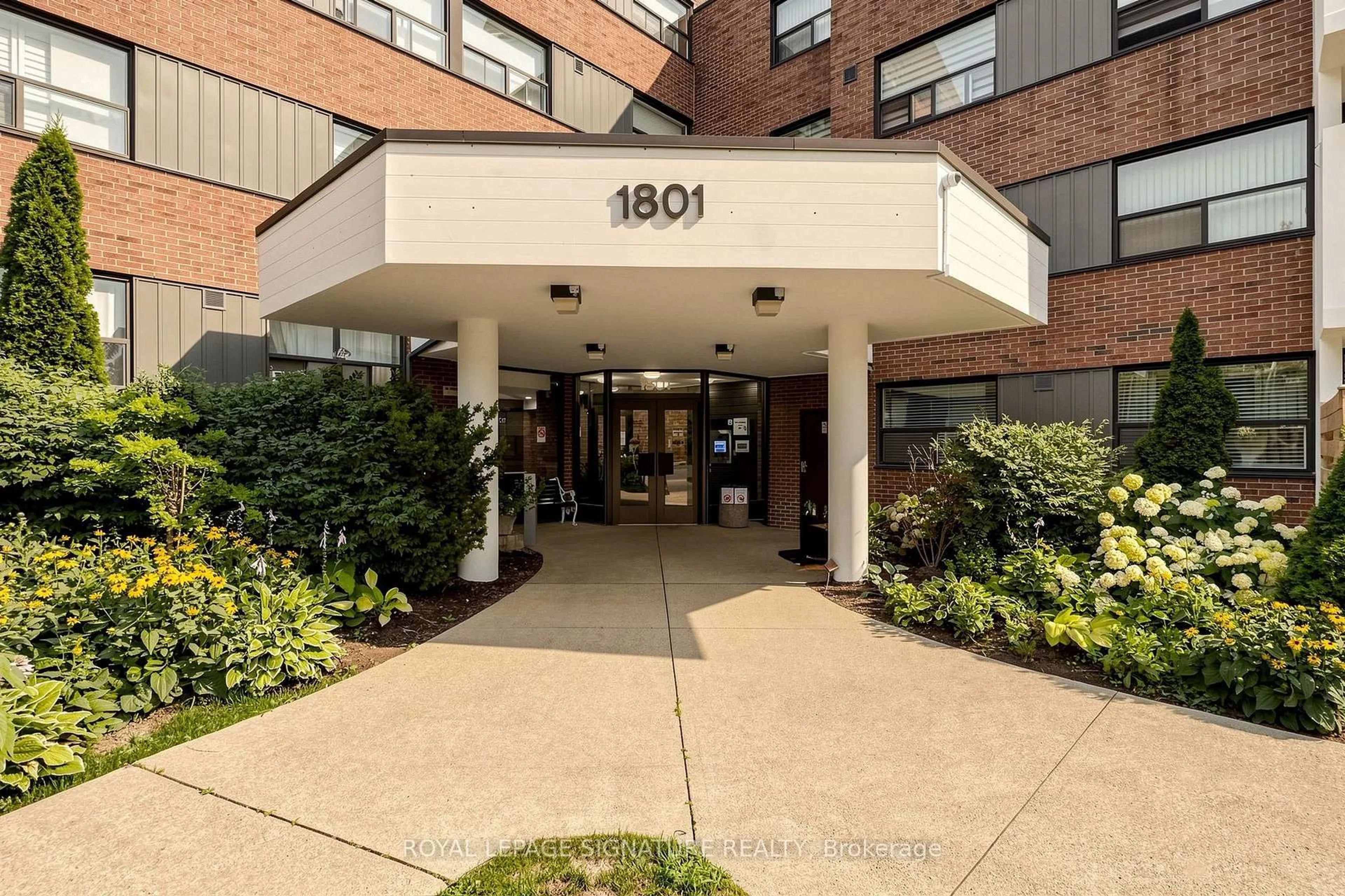 Indoor foyer for 1801 O'Connor Dr #116, Toronto Ontario M4A 2P8