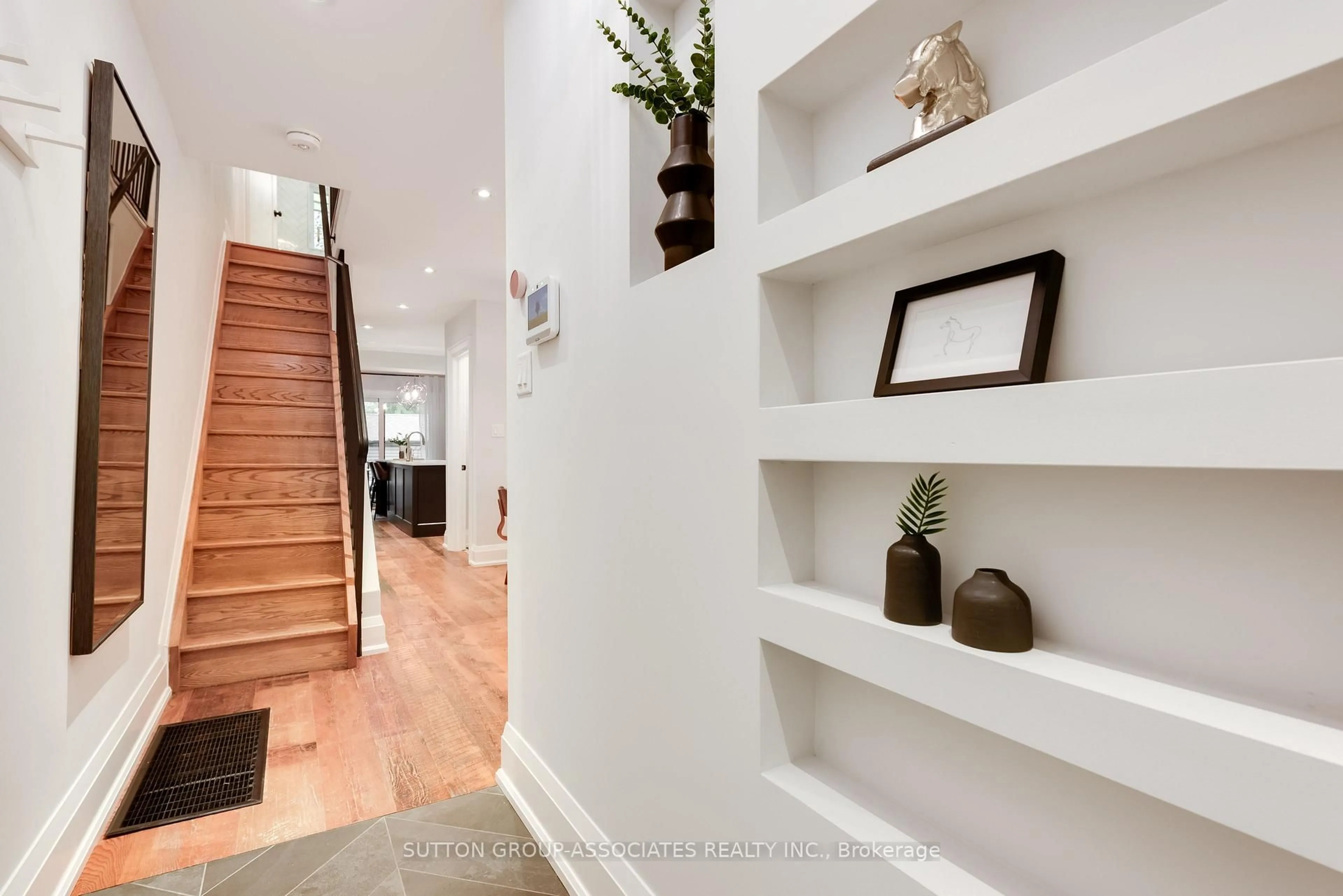 Indoor entryway for 281 Arlington Ave, Toronto Ontario M6C 2Z8