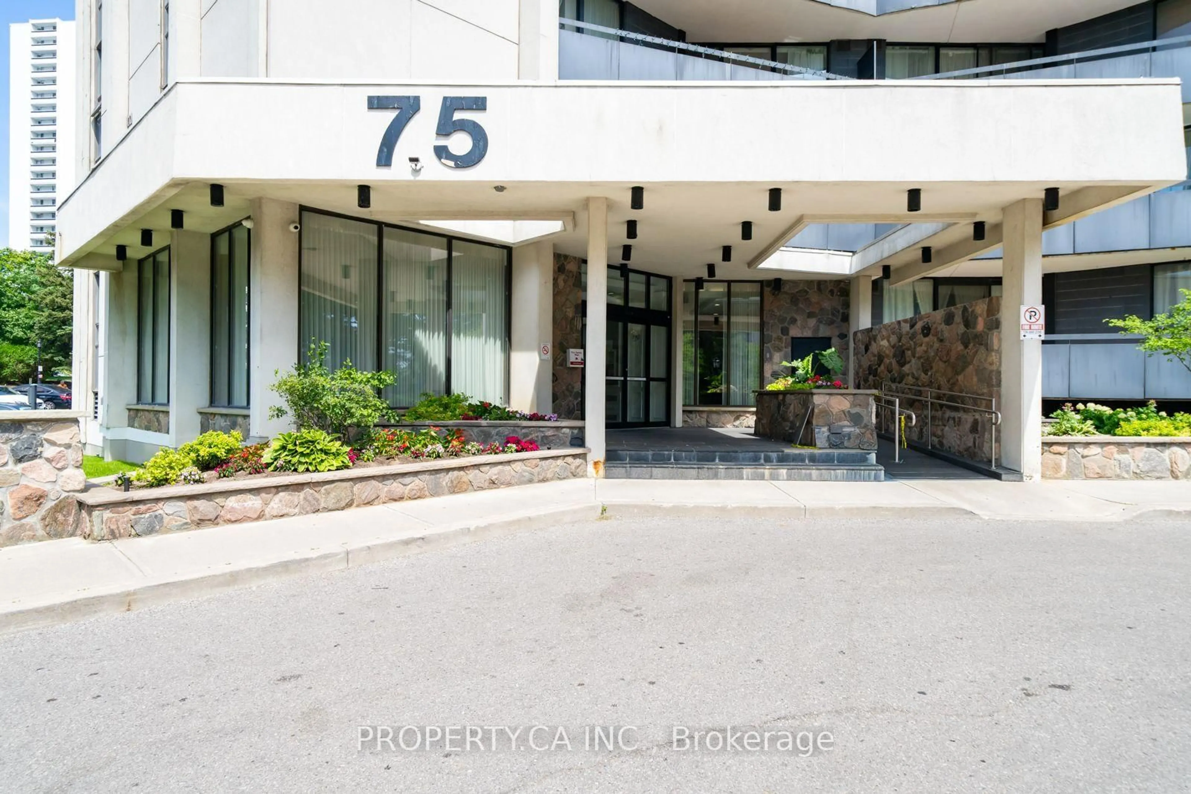 Indoor foyer for 75 Graydon Hall Dr #303, Toronto Ontario M3A 3M5