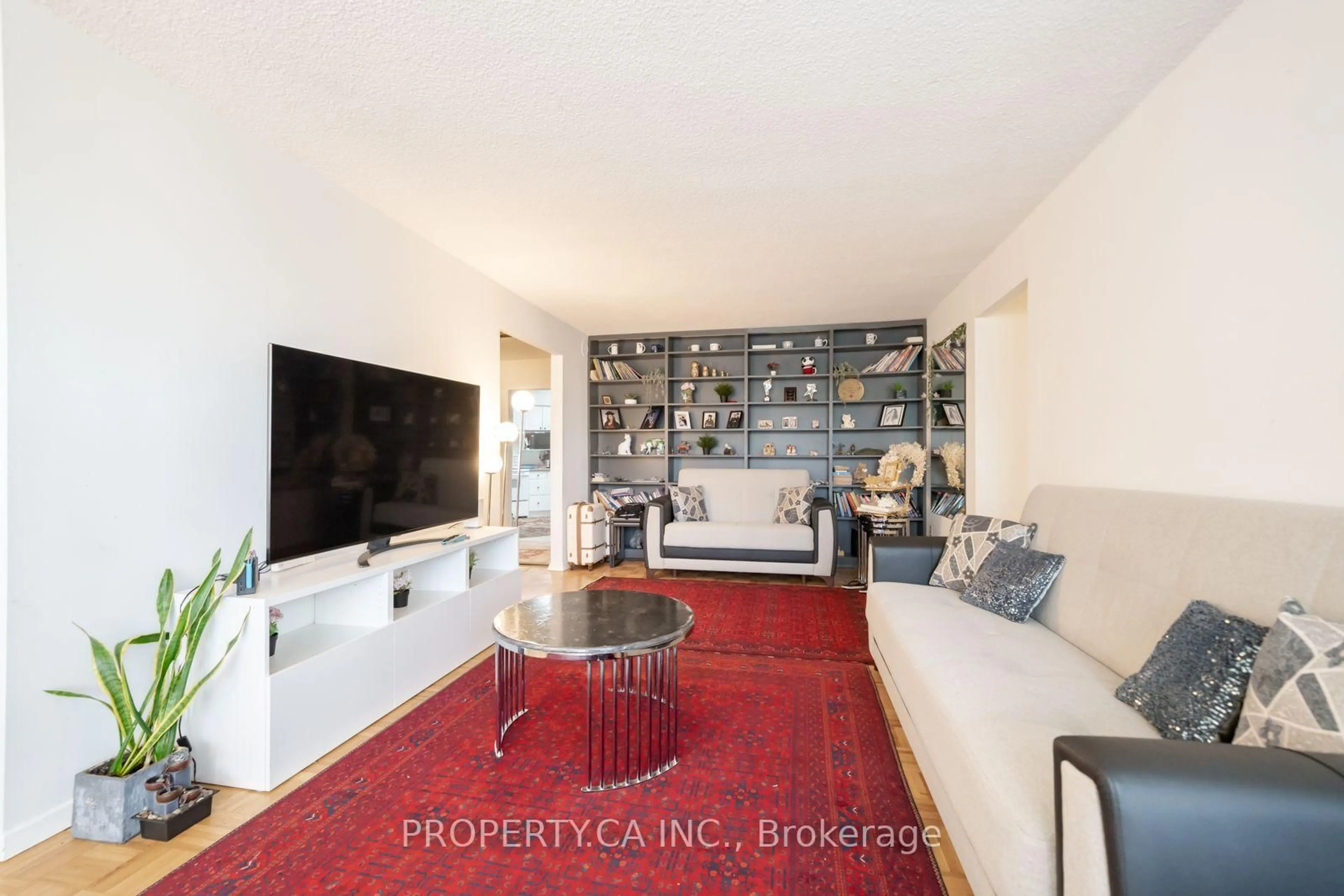 Living room with furniture, unknown for 75 Graydon Hall Dr #303, Toronto Ontario M3A 3M5