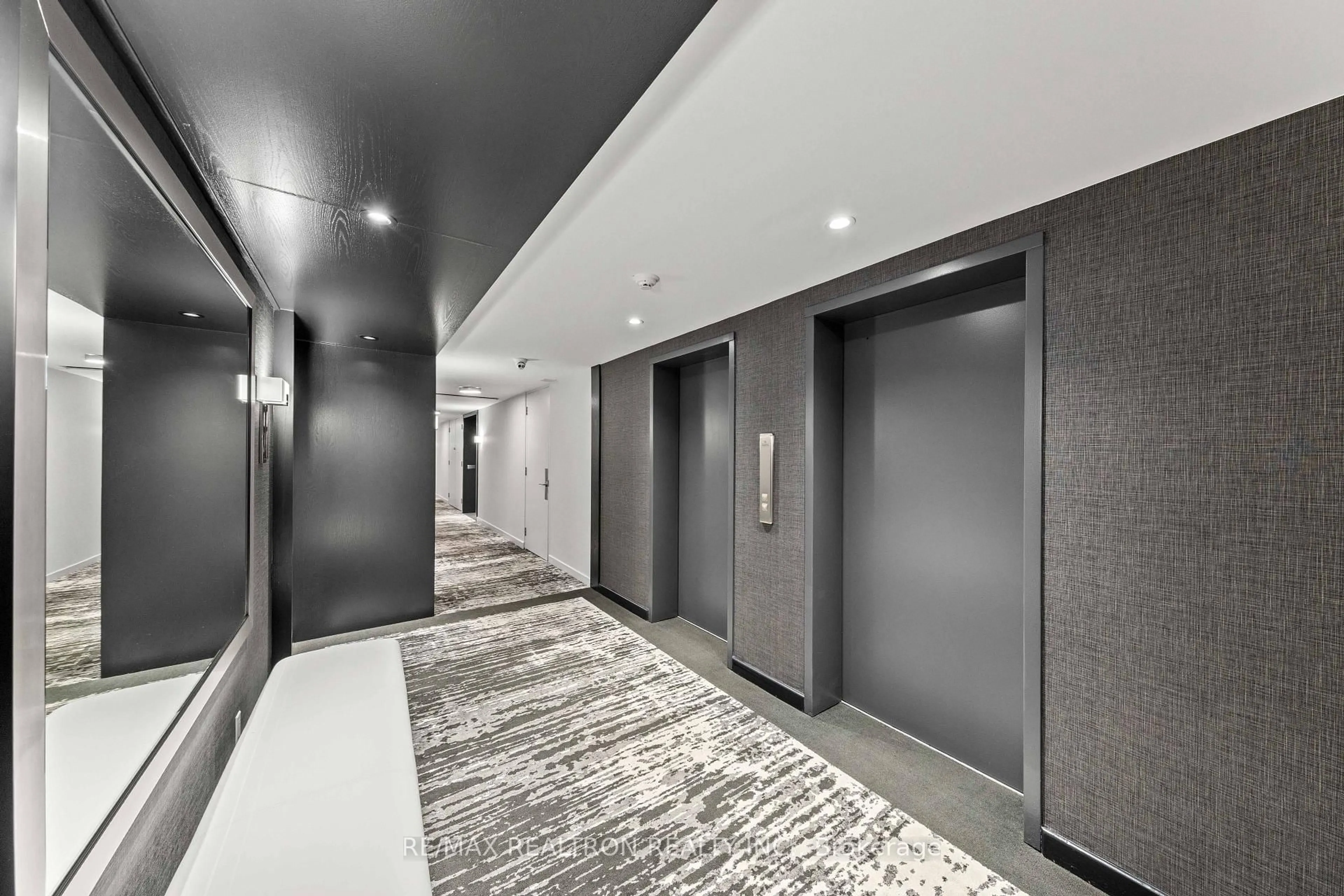 Indoor foyer for 55A Avenue Rd #412, Toronto Ontario M5R 3L2