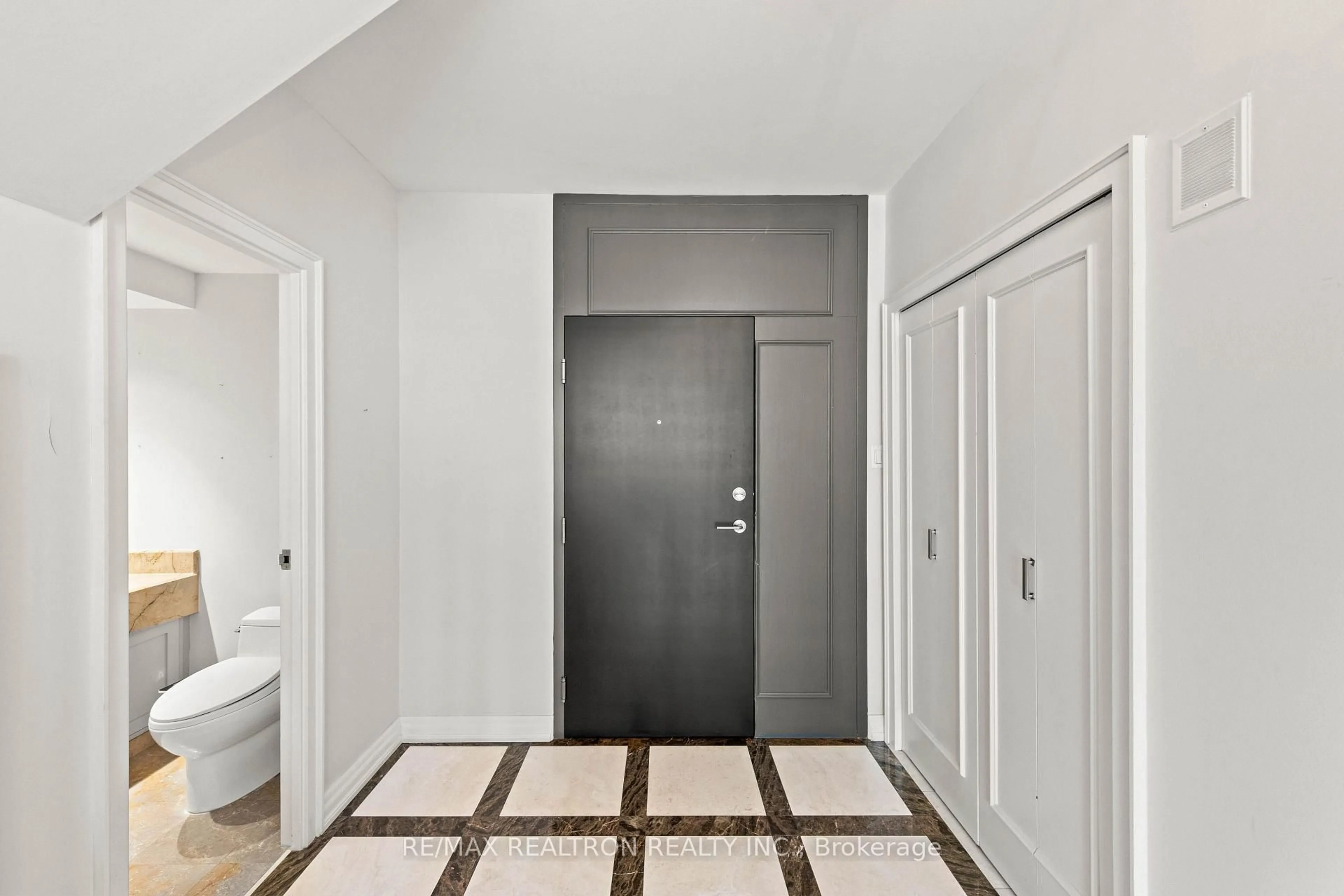 Indoor entryway for 55A Avenue Rd #412, Toronto Ontario M5R 3L2